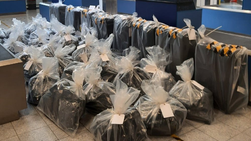 Uma enorme carga de cannabis, ensacada depois de ter sido apreendida no aeroporto de Manchester, quando o espanhol Fernando Mayans Fuster, de 51 anos, foi parado com oito malas contendo 158 quilos de cannabis, após voar de Los Angeles em maio