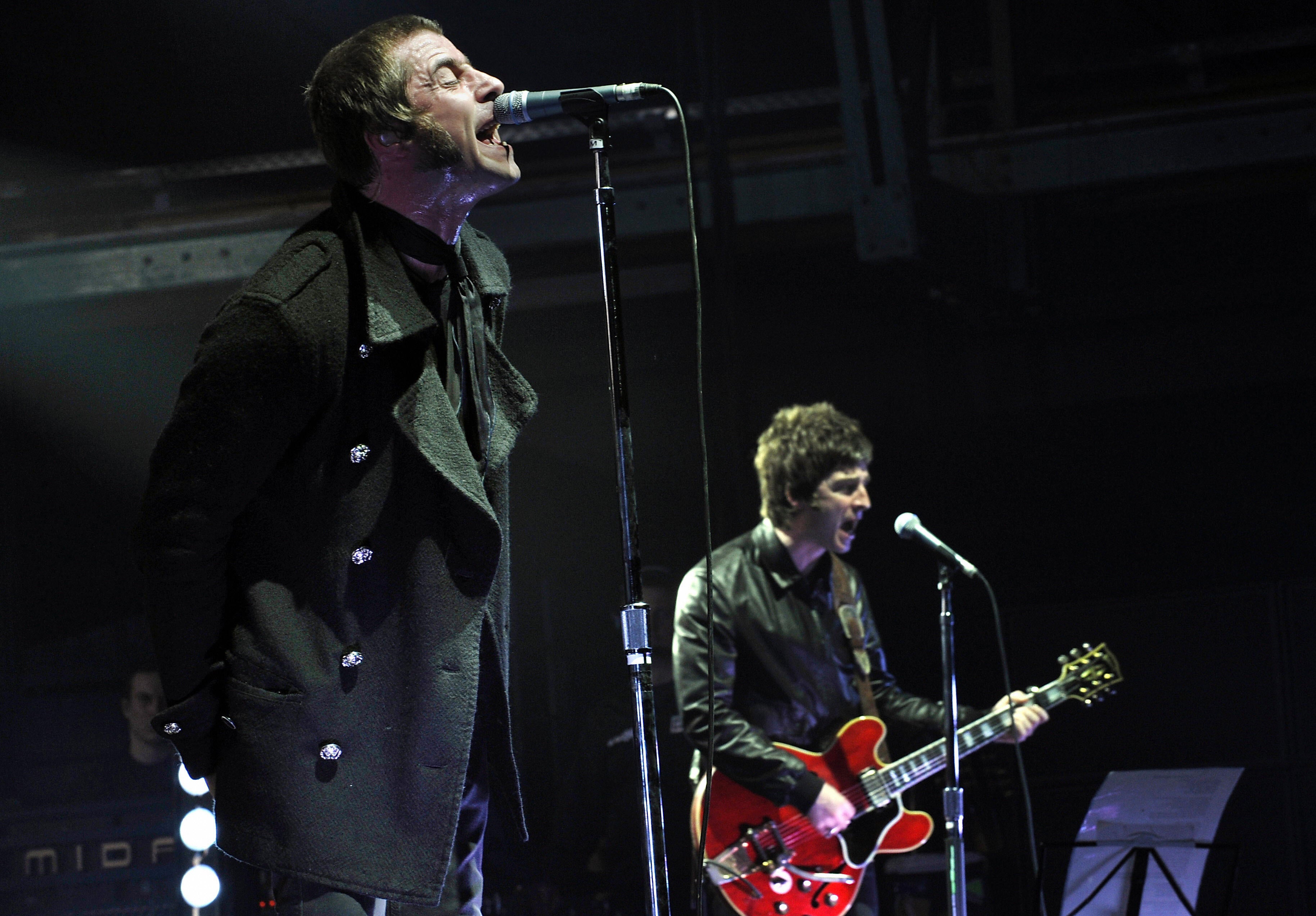 Liam y Noel Gallagher (derecha) actúan en el escenario de Múnich en febrero de 2009.