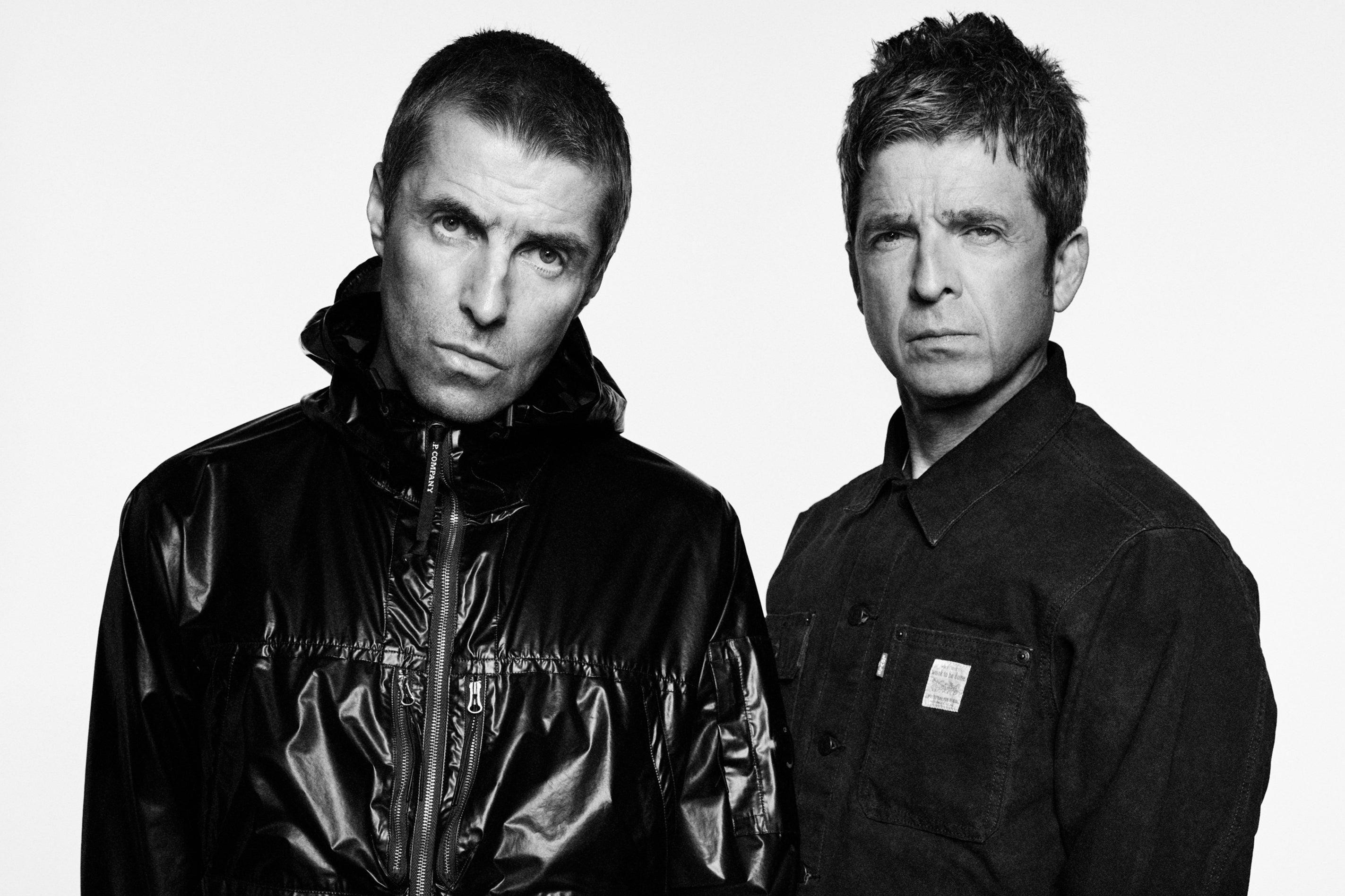 Liam e Noel Gallagher retratados em uma nova foto acompanhando o anúncio de sua reunião