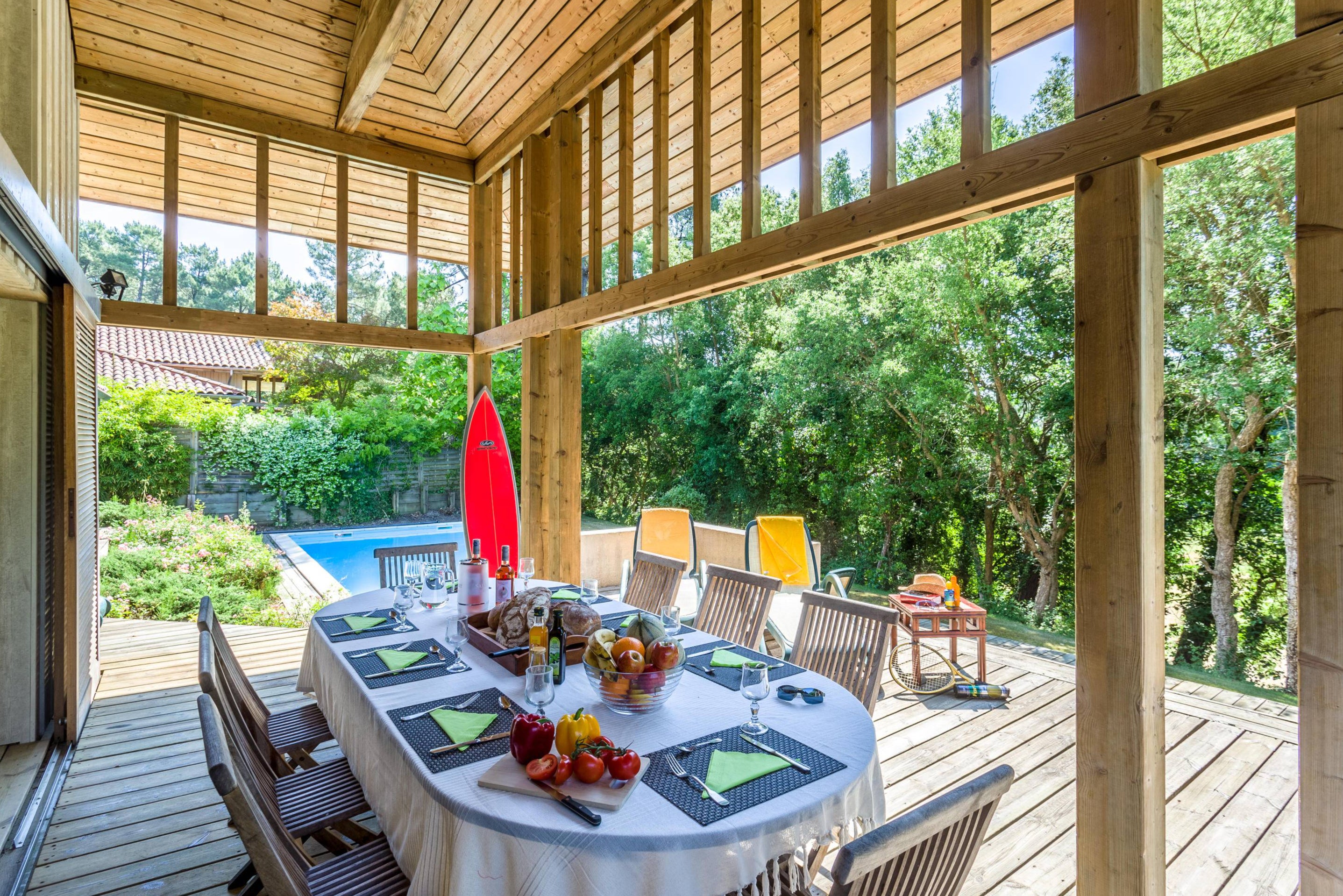 Sarah and her friends enjoyed meals ‘grazing-style’ on the outdoor table by the pool of their villa, snacking on cheeses, radishes and pâté, accompanied by rosé