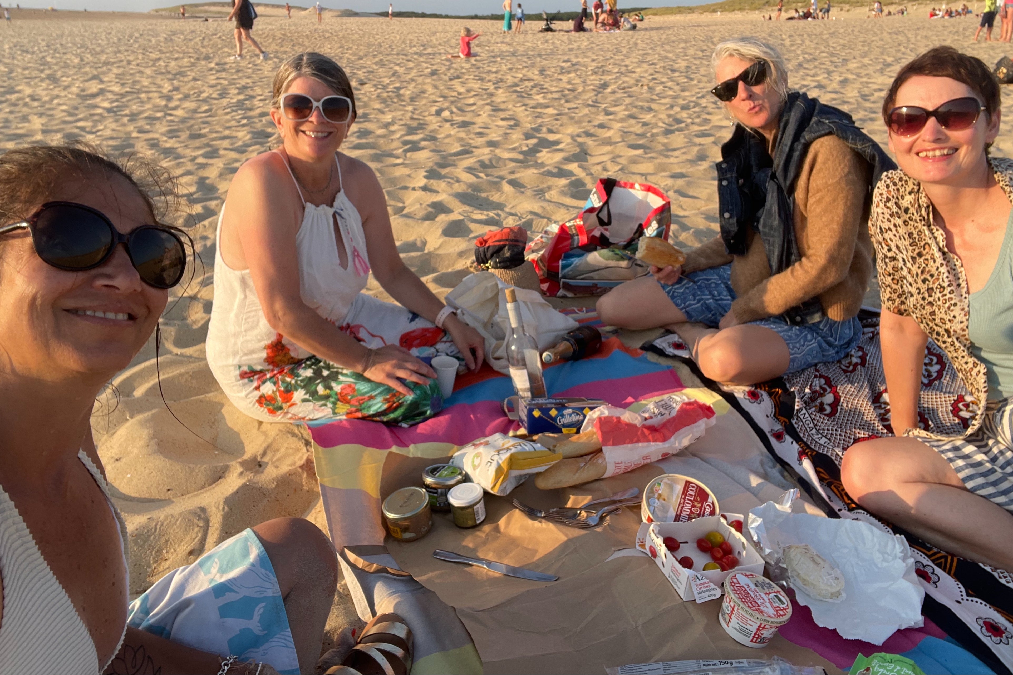 Enquanto não estavam relaxando na praia de Moilets, os amigos estavam ocupados examinando as barracas vintage locais e os supermercados franceses.