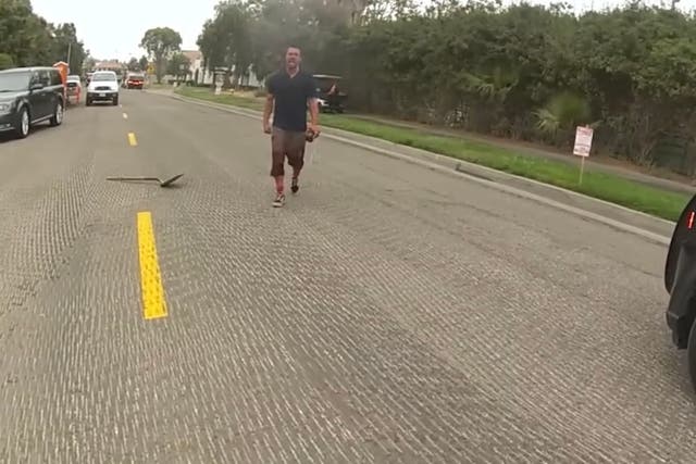 <p>Video tomado con la cámara corporal de un oficial de la Oficina del Sheriff del Condado de Orange (California, EE. UU.). El agente confronta a Joseph Brandon Gerdvil el 9 de julio luego de que este, presuntamente, decapitara a sus padres y al perro de la familia</p>