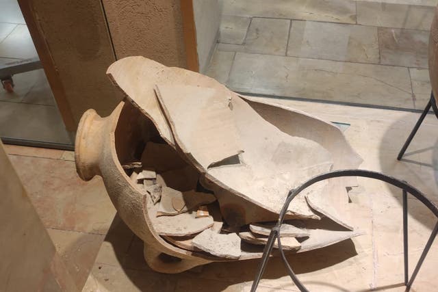 <p>Rompieron una vasija de 3.500 años de antigüedad por accidente en el Museo Hecht en Israel</p>