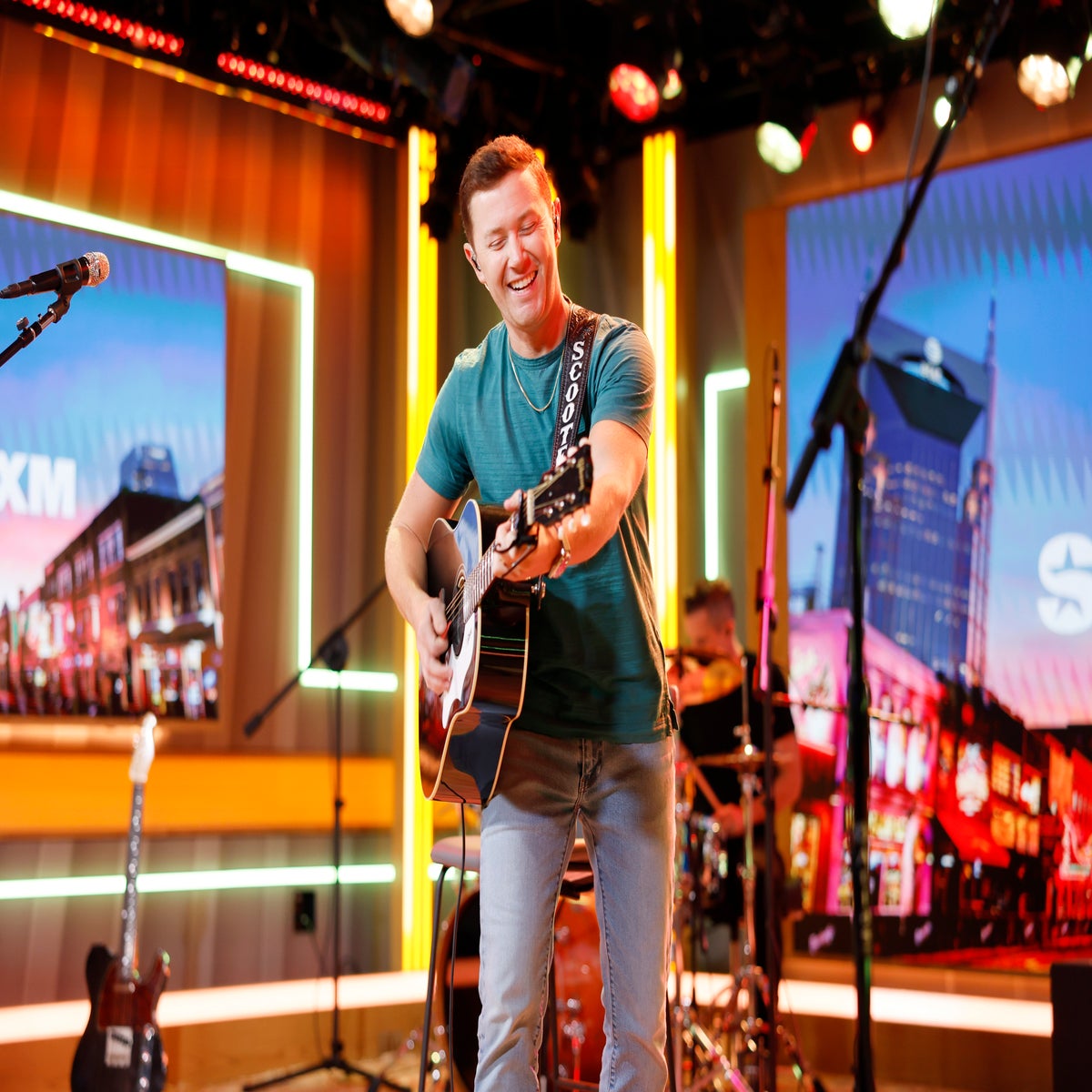 Singer Scotty McCreery stops show after man hits woman in crowd