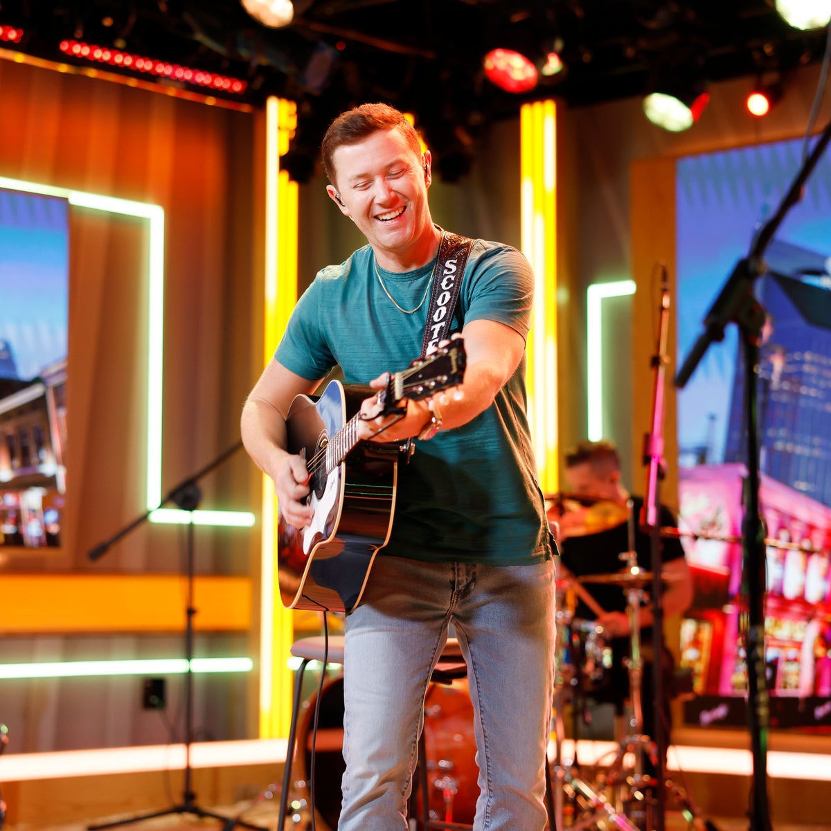 Singer Scotty McCreery stops show after man hits woman in crowd