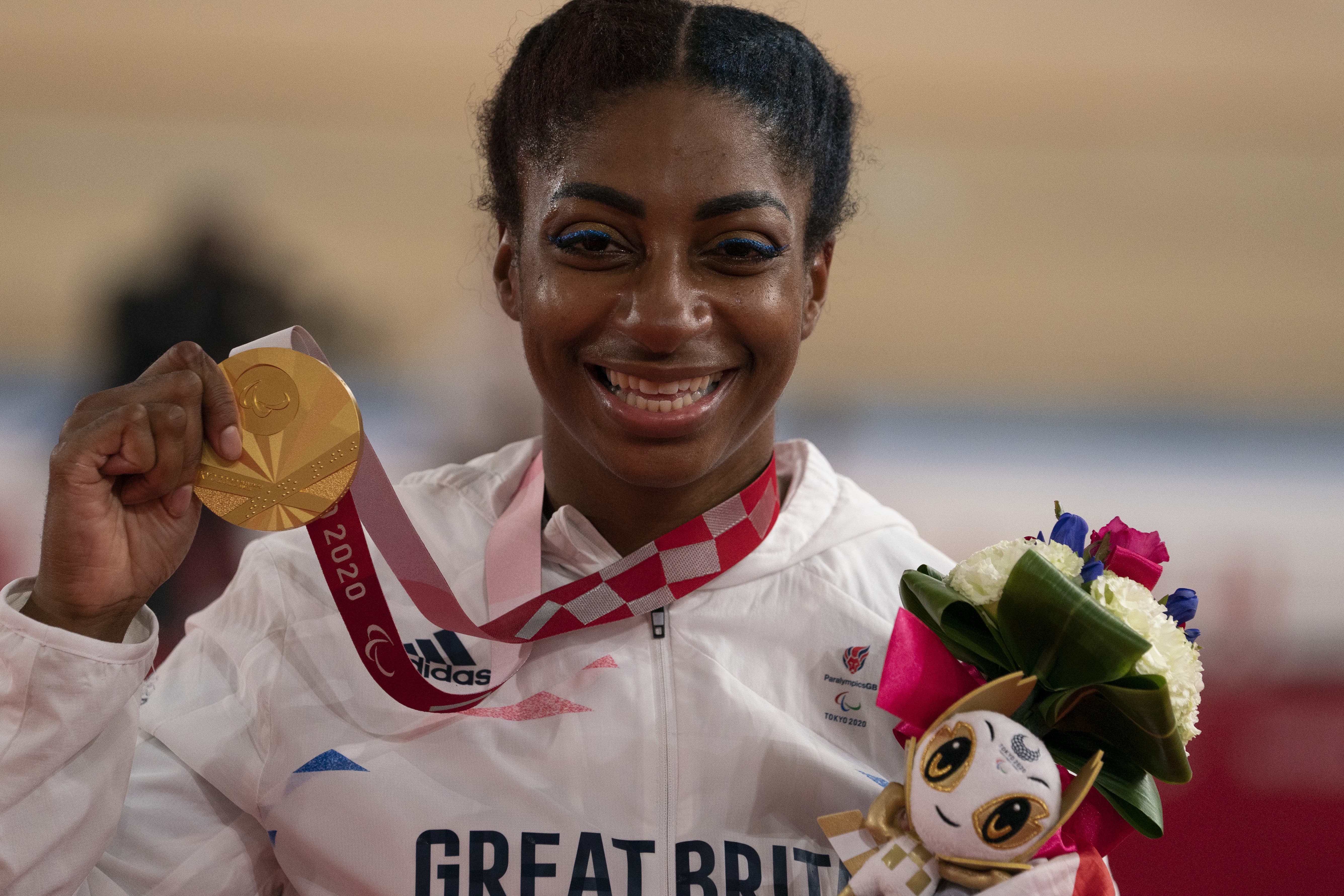 Kadina Cox celebrates winning the women's C4-5 500m gold medal at the Tokyo Olympics