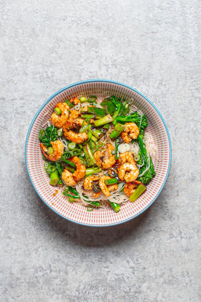 Salada de Macarrão com Camarão e Brócolis