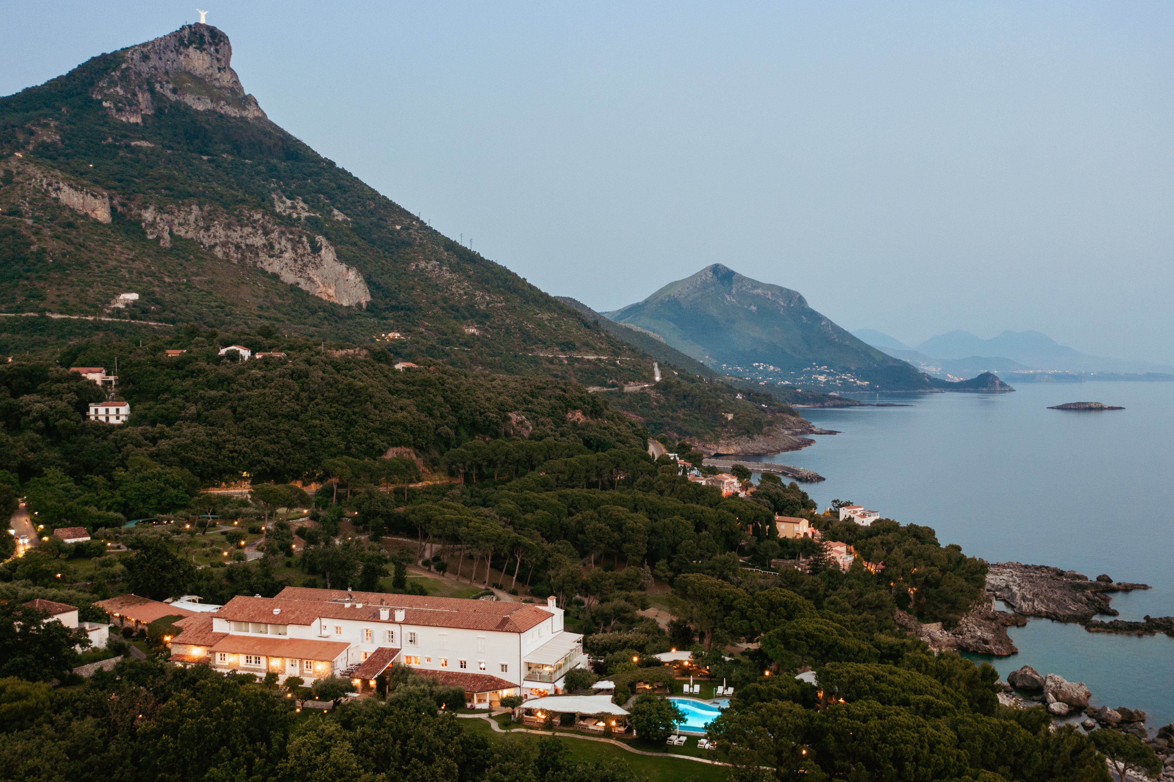 O Hotel Santavenere fica na exuberante vegetação de Maratea ao longo da costa