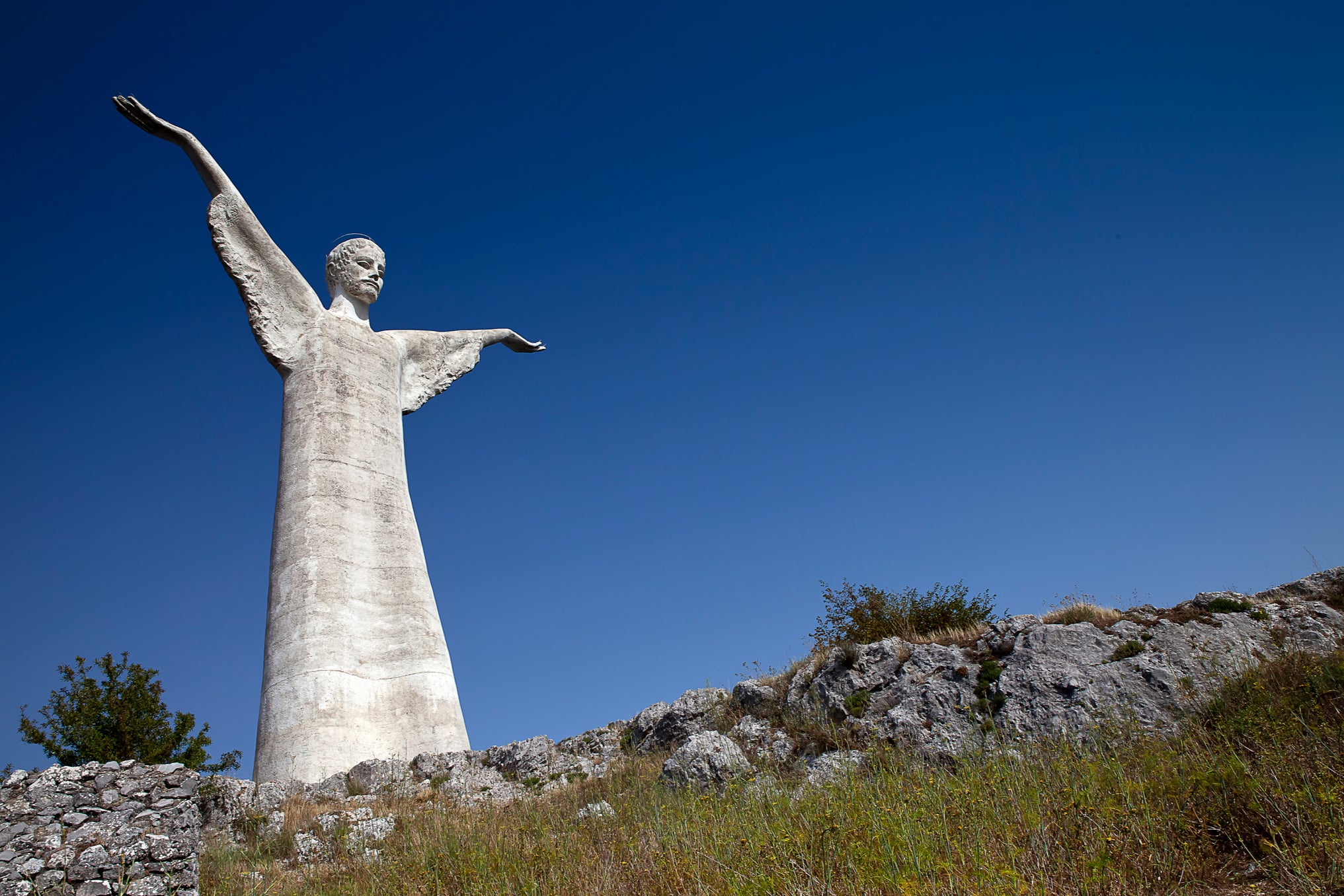 A estátua do Cristo Redentor, criada em mármore de Carrara, está situada no topo da montanha St Biagio