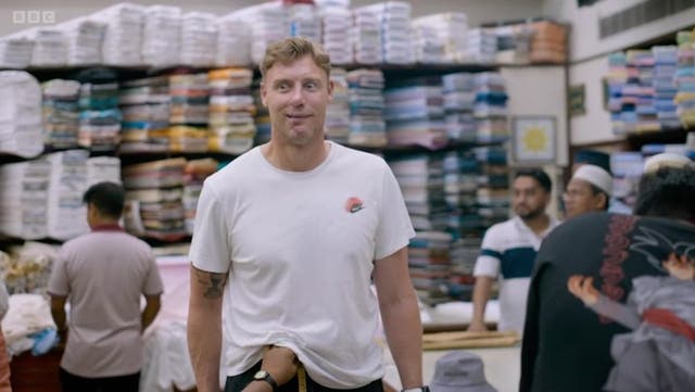 <p>Freddie Flintoff makes cheeky joke during Indian tailor suit fitting in Field Of Dreams.</p>