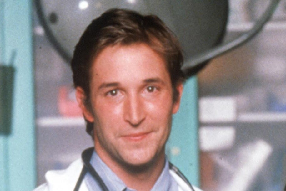 Noah Wyle, retratado promovendo 'ER' em 2001, deve liderar a nova série hospitalar 'The Pitt'