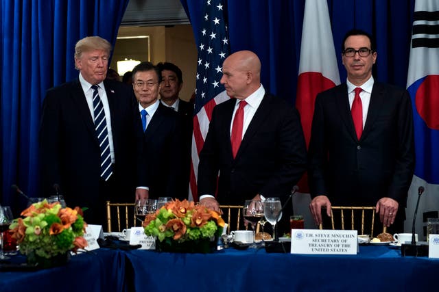 <p>El consejero de seguridad nacional H. R. McMaster y el secretario del tesoro Steven Mnuchin (derecha) esperan mientras el entonces presidente de EE. UU., Donald Trump, el presidente de Corea del Sur Moon Jae-in, y el primer ministro de Japón Shinzo Abe (izquierda) llegan a un almuerzo en el Hotel Palace (Nueva York) durante la 72ᵃ Asamblea de las Naciones Unidas, el 21 de septiembre de 2017</p>