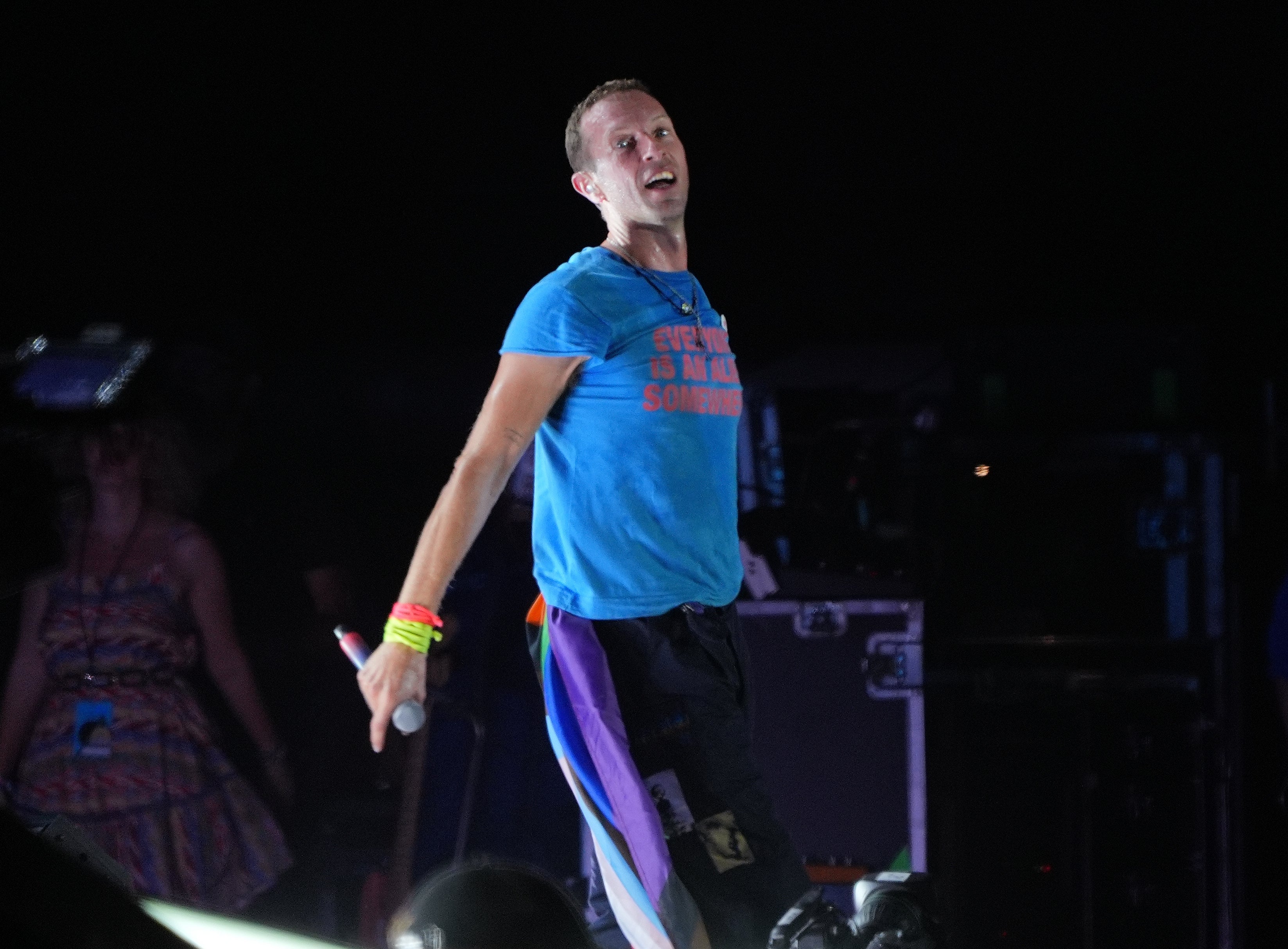 Chris Martin do Coldplay se apresentando no Pyramid Stage em Glastonbury