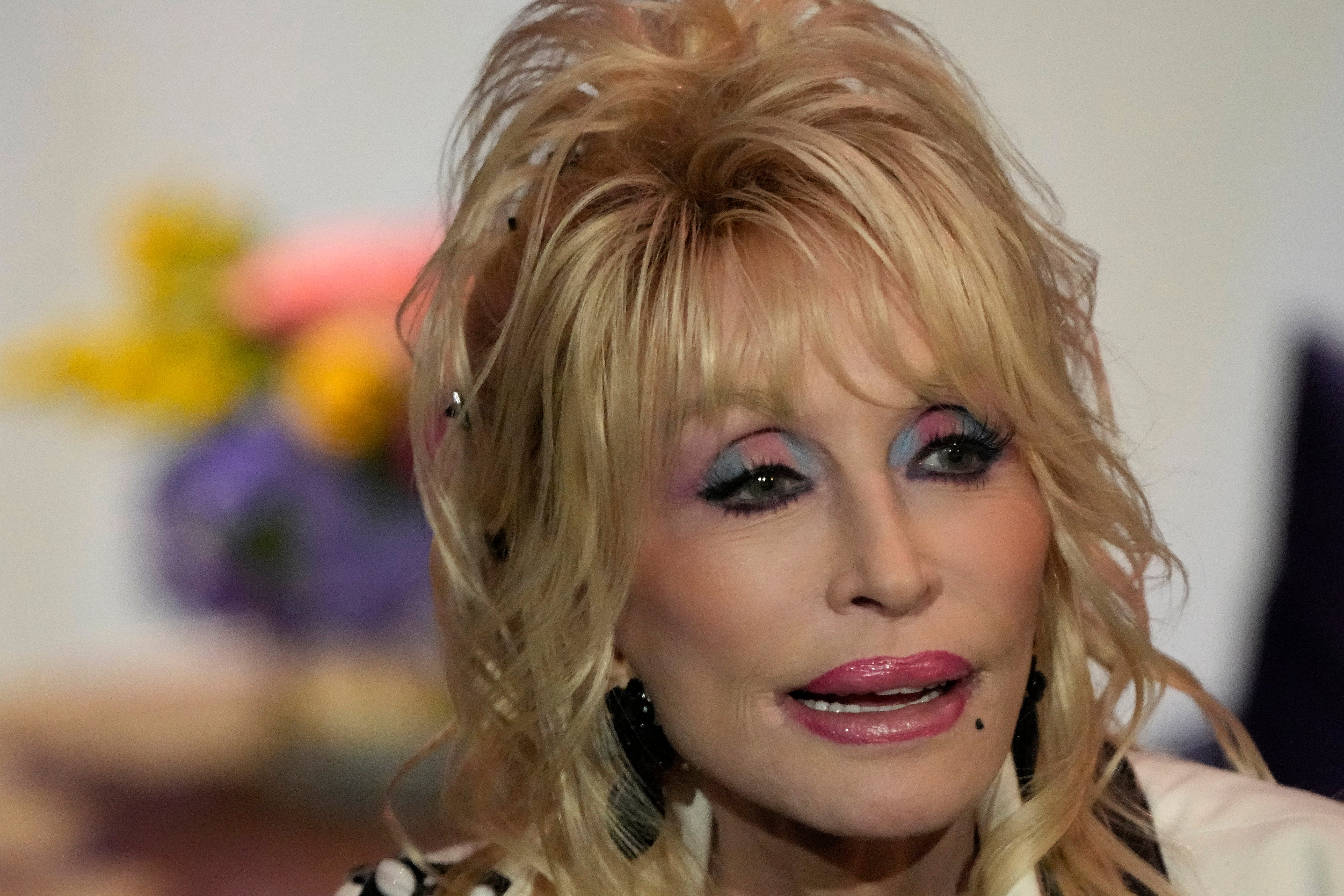 Dolly Parton covered a number of Kristofferson’s songs, including the heartbroken ballad ‘For the Good Times’