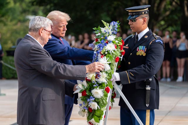 TRUMP-CEMENTERIO DE ARLINGTON