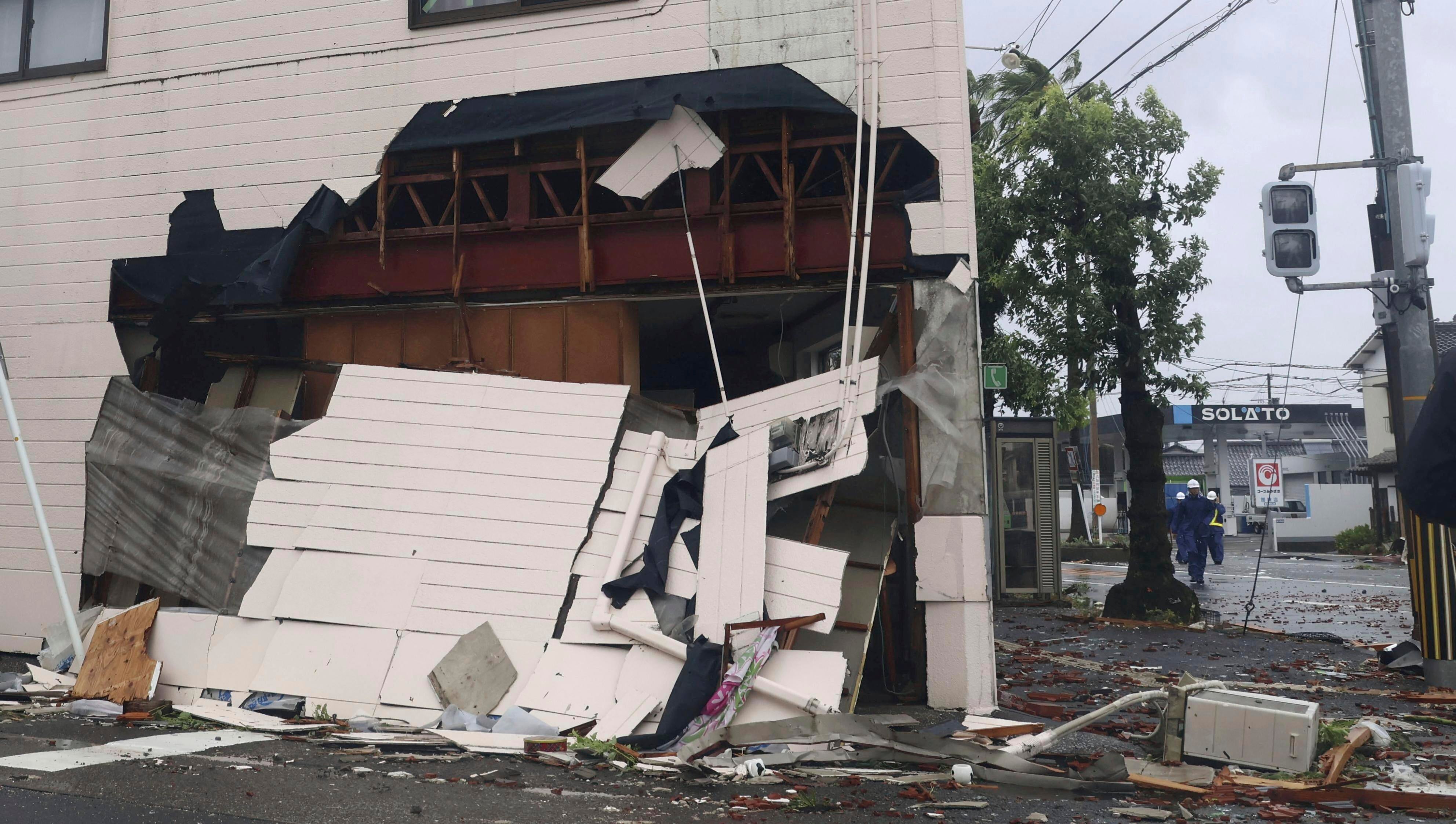 Un muro esterno di un edificio appare danneggiato dai forti venti causati da un tifone a Miyazaki, nel Giappone occidentale