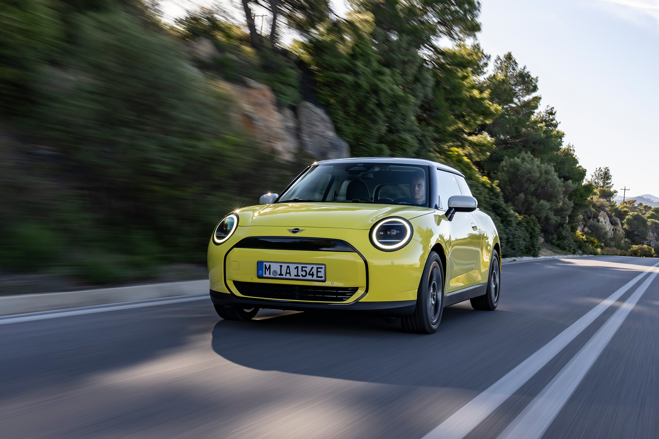 Our expert reviewer drove both the Mini Cooper E and Cooper SE through the Oxfordshire countryside