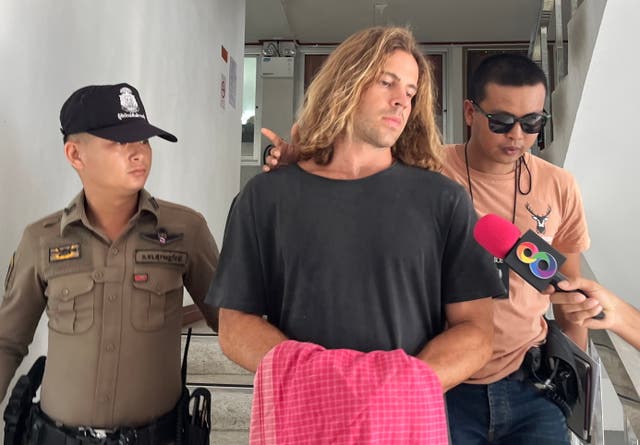 <p>El cocinero español Daniel Sancho Bronchalo (C) es escoltado por agentes de la policía tailandesa a su llegada a un puerto antes de acudir al juzgado en la isla de Koh Samui, al sur de Tailandia, el 7 de agosto de 2023</p>