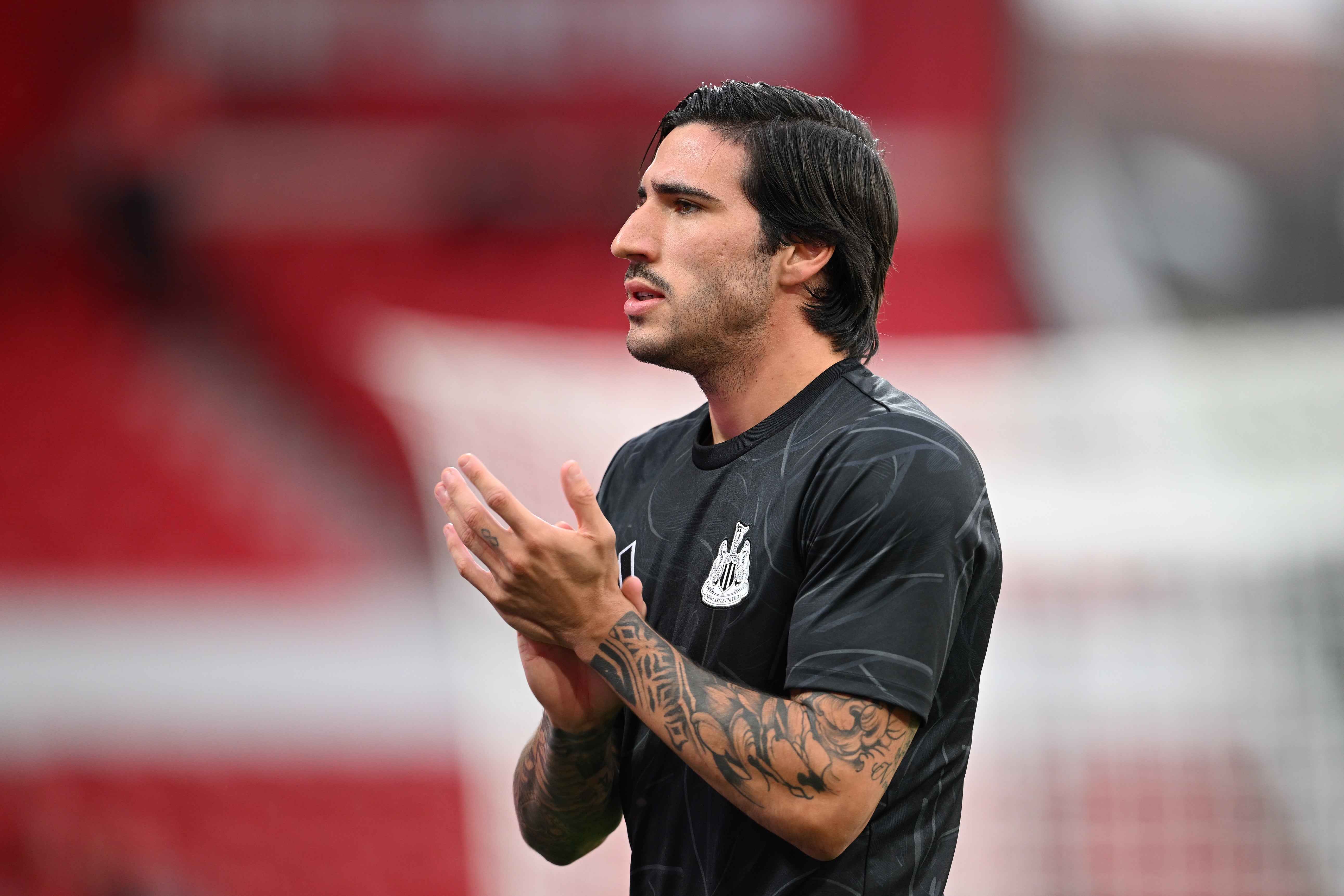 Sandro Tonali of Newcastle United applauds the fans during his warm up