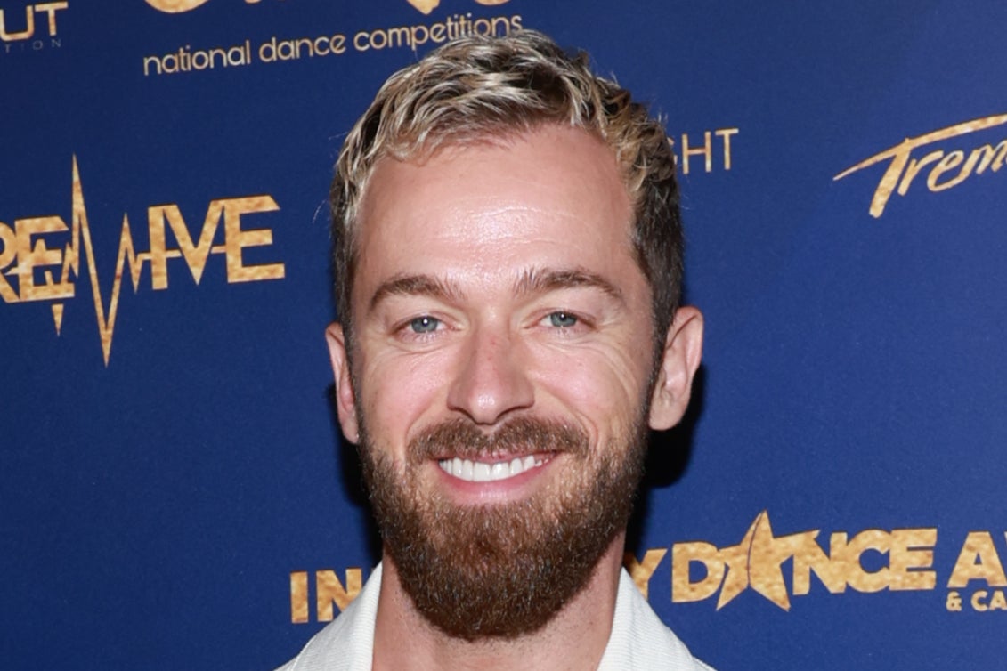 Artem Chigvintsev participando do Industry Dance Awards 2023 em Los Angeles