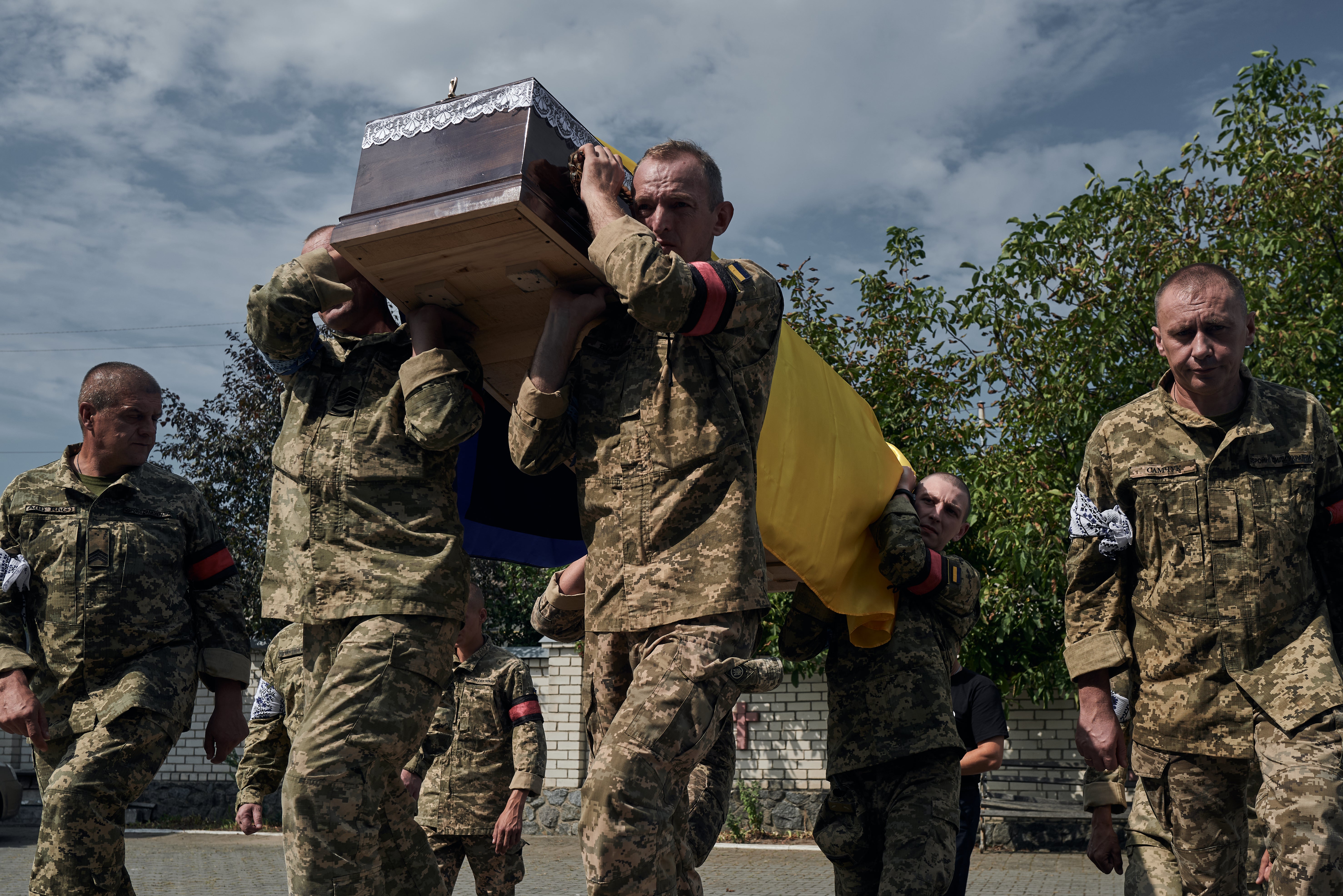 Soldiers carry the coffin of Ukrainian F-16 pilot Alexei ‘Moonfish’ Mes