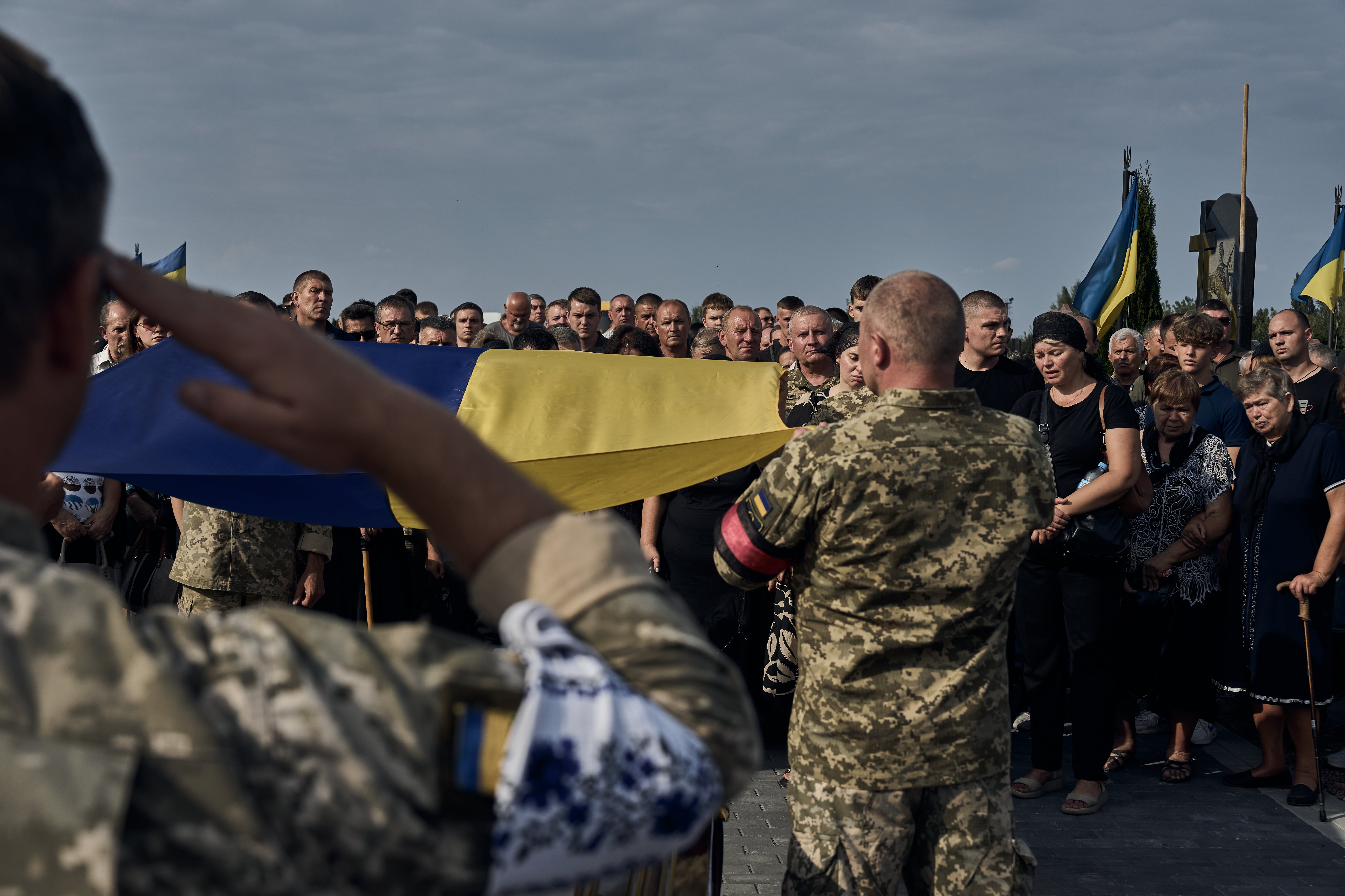 Hundreds of soldiers and civilians pay their respects to Ukrainian F-16 pilot Oleksiy Mes on the Day of Remembrance for Fallen Heroes