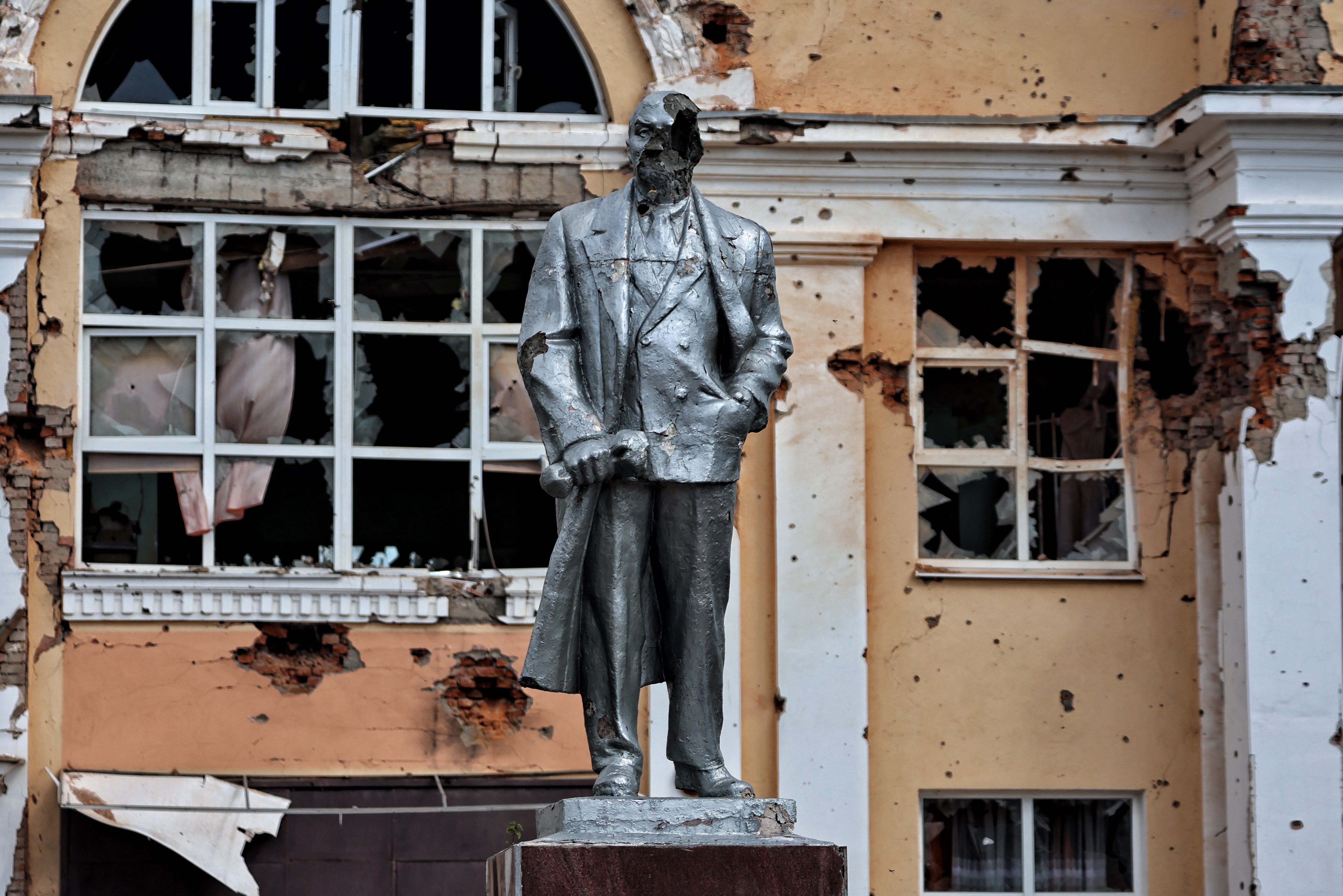 A statue of Vladimir Lenin in the Ukrainian-controlled Russian town of Sudzha