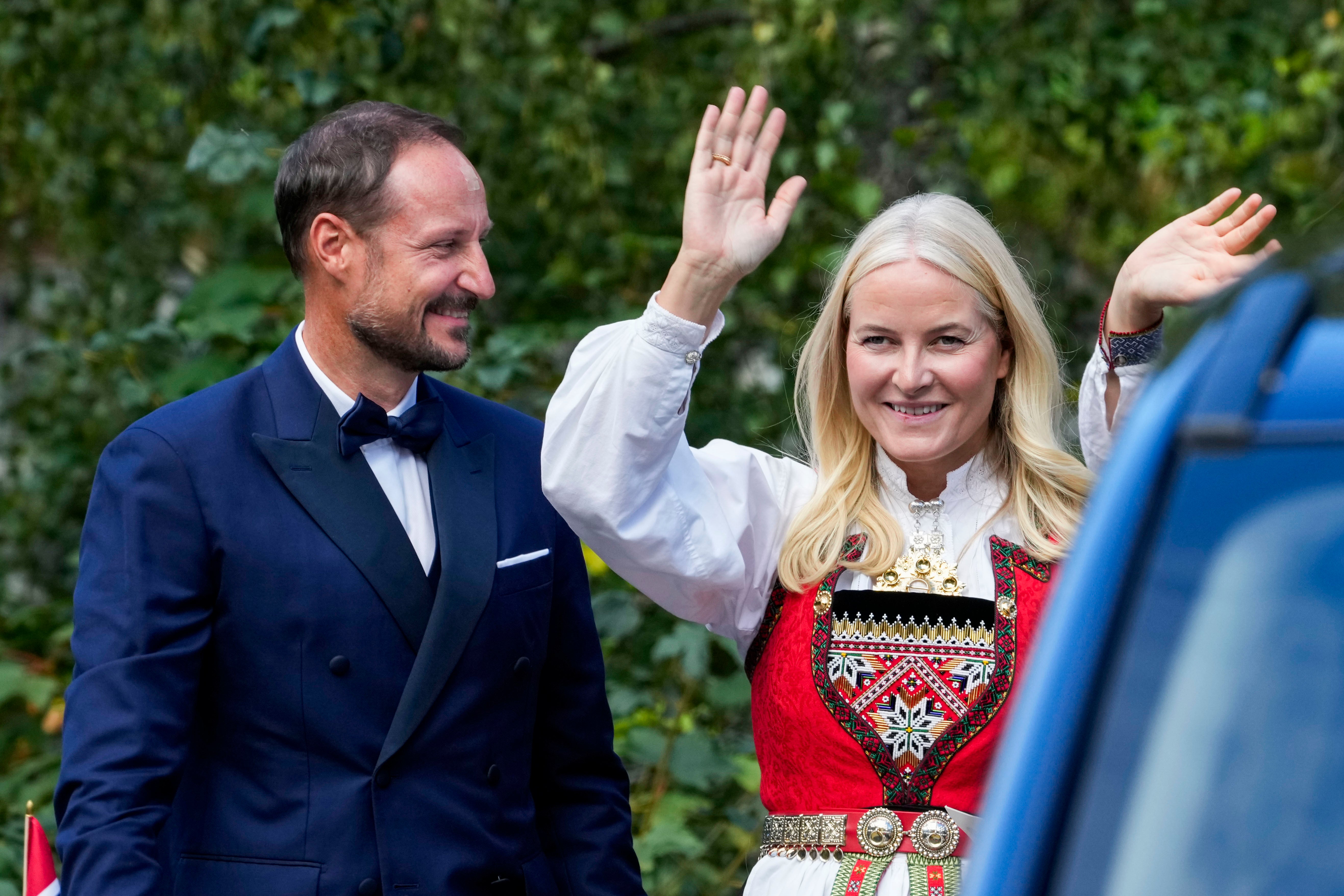 A princesa herdeira Mette-Marit (à direita) diz que lamenta sua correspondência com Epstein