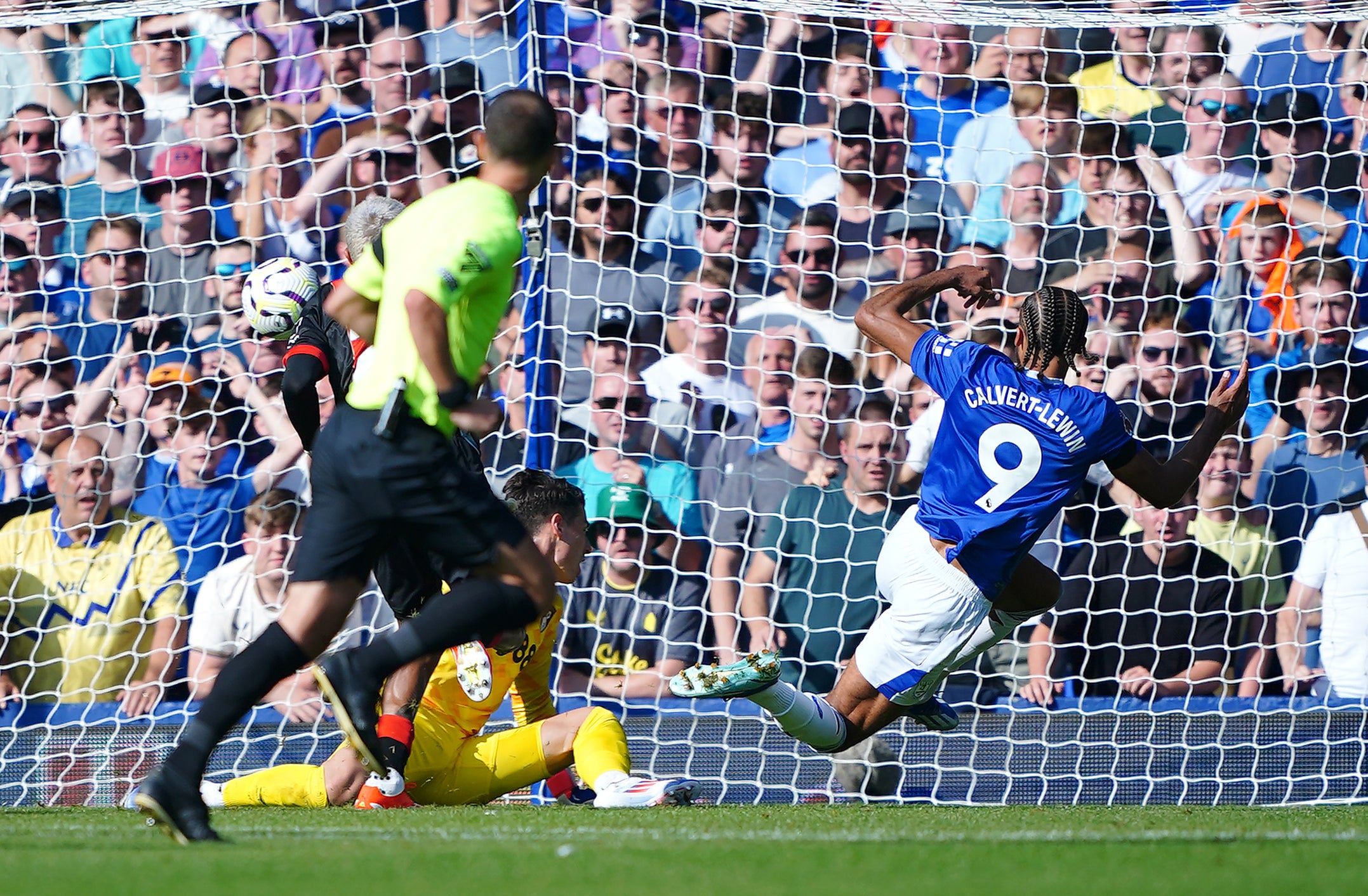 Dominic Calvert-Lewin marcou um belo gol para dobrar a vantagem do Everton em Goodison Park.