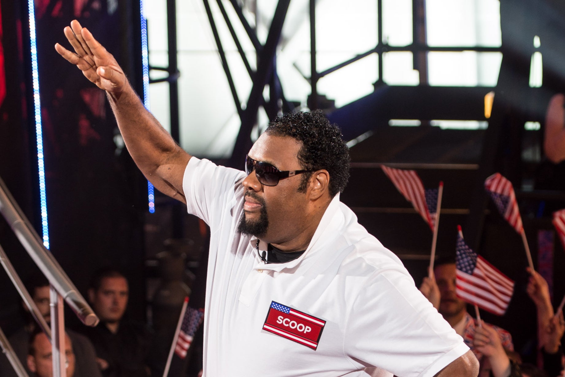 Fatman Scoop entrando na casa do Celebrity Big Brother em 2015