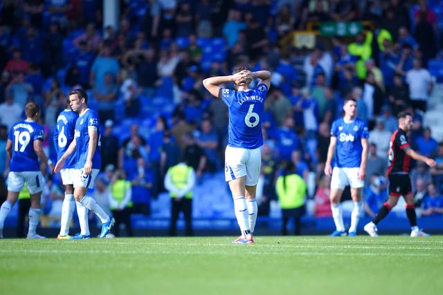 Everton players look dejected after their collapse (Peter Byrne/PA)