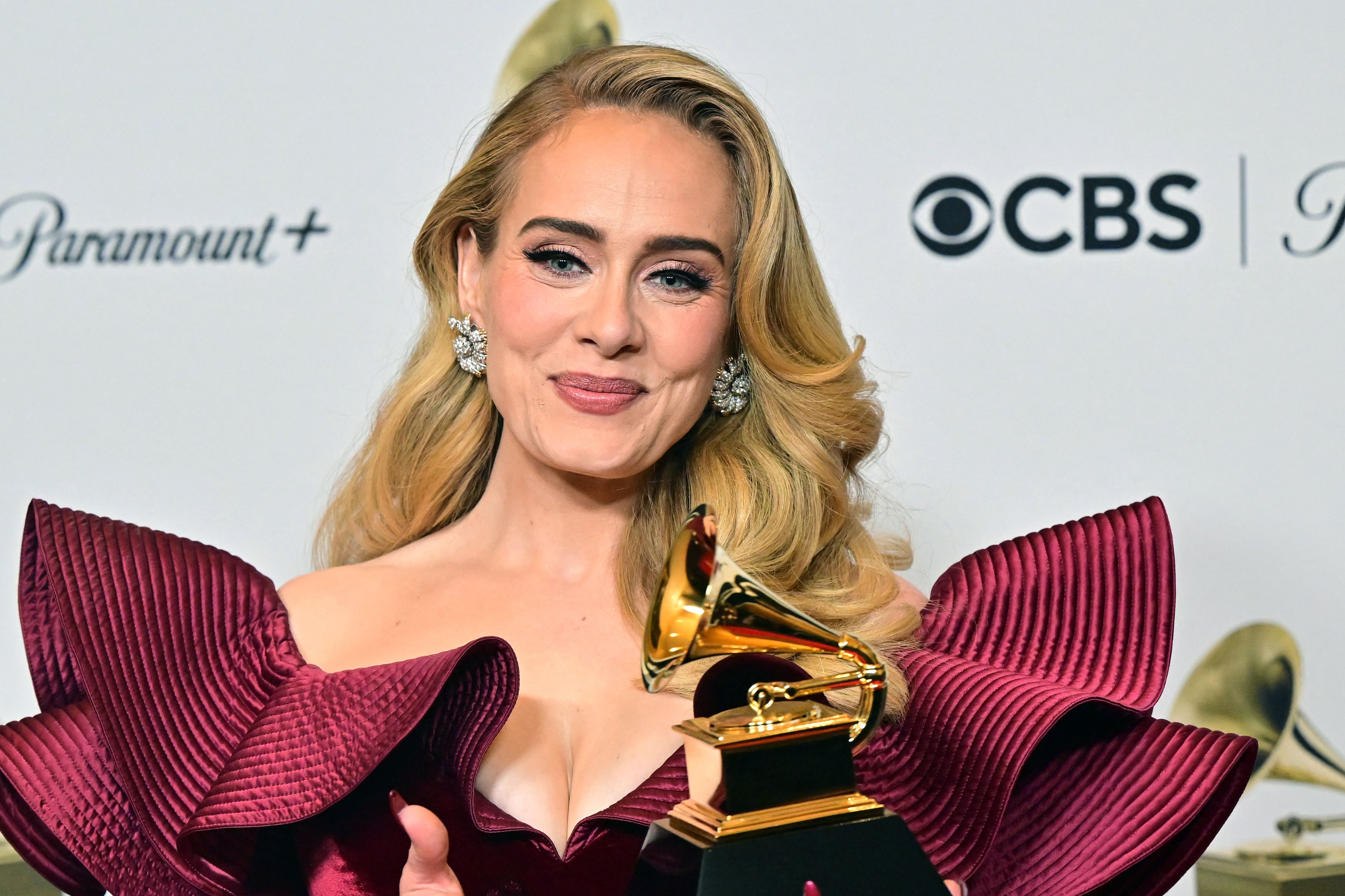 Adele posa com seu Grammy de Melhor Performance Pop Solo por 