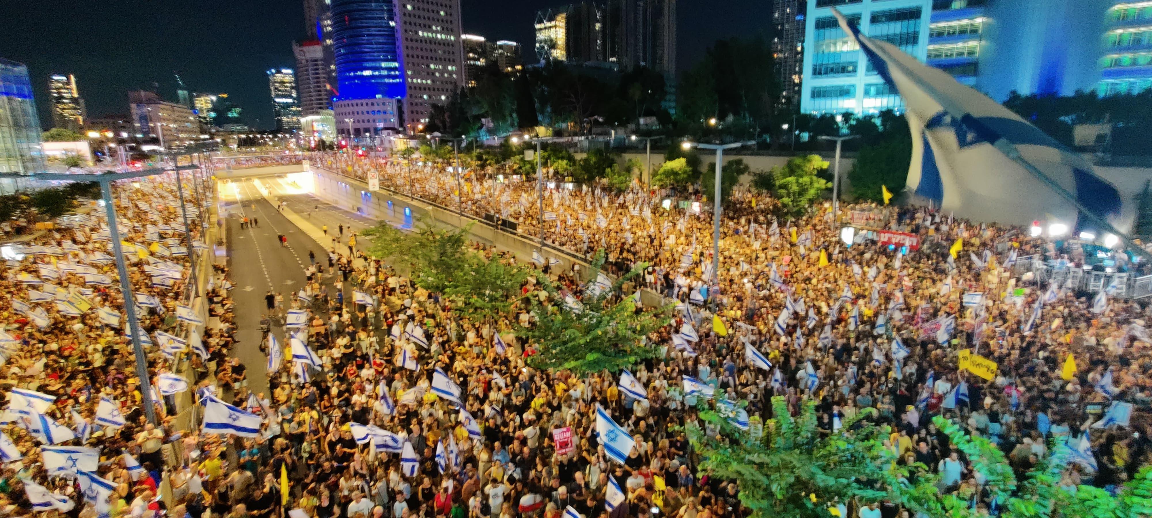 Protesters are demanding Prime Minister Benjamin Netanyahu agree a ceasefire deal that will bring the captives home