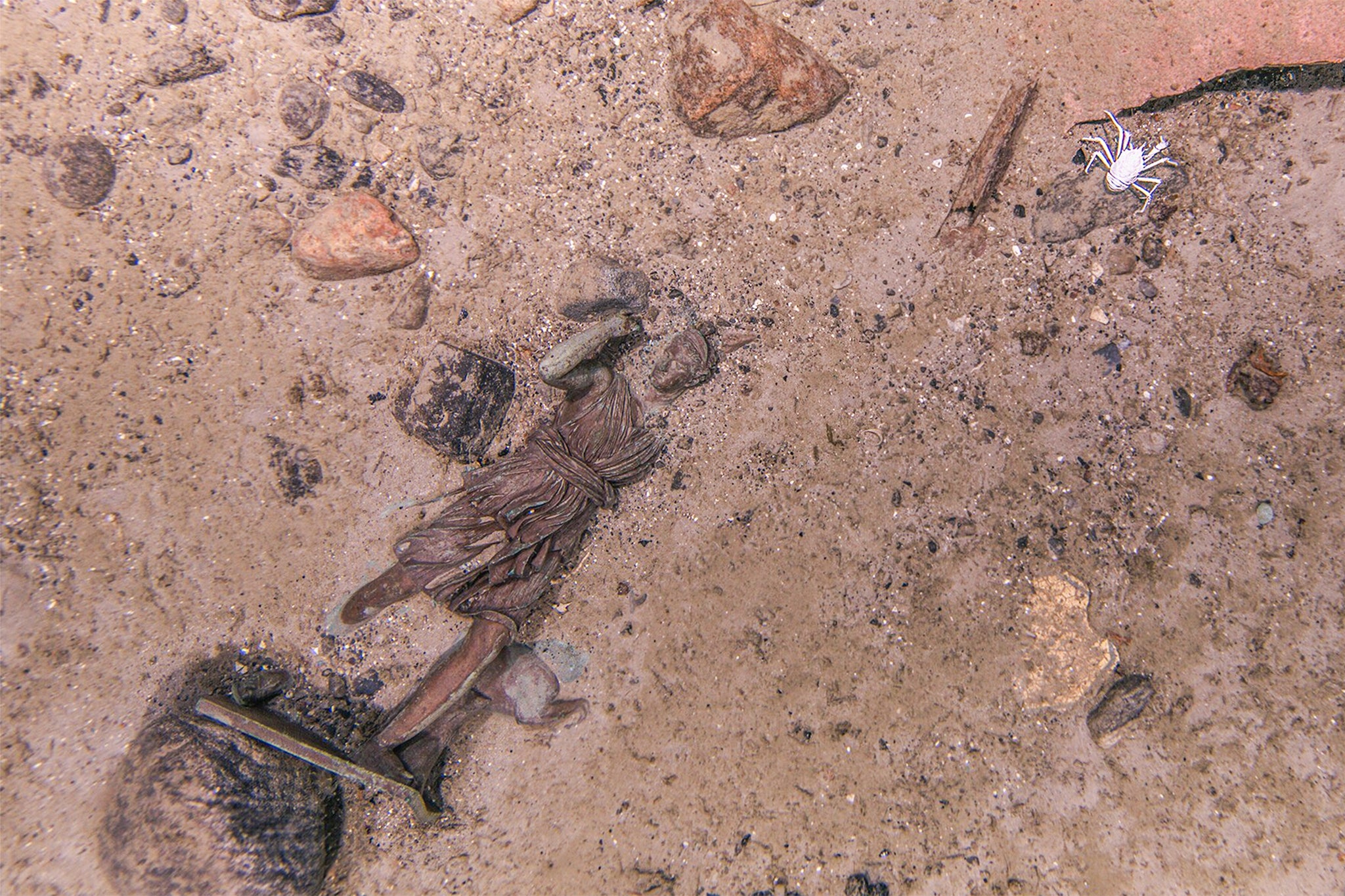 A statue that has not been since 1986 was photographed on the mission.