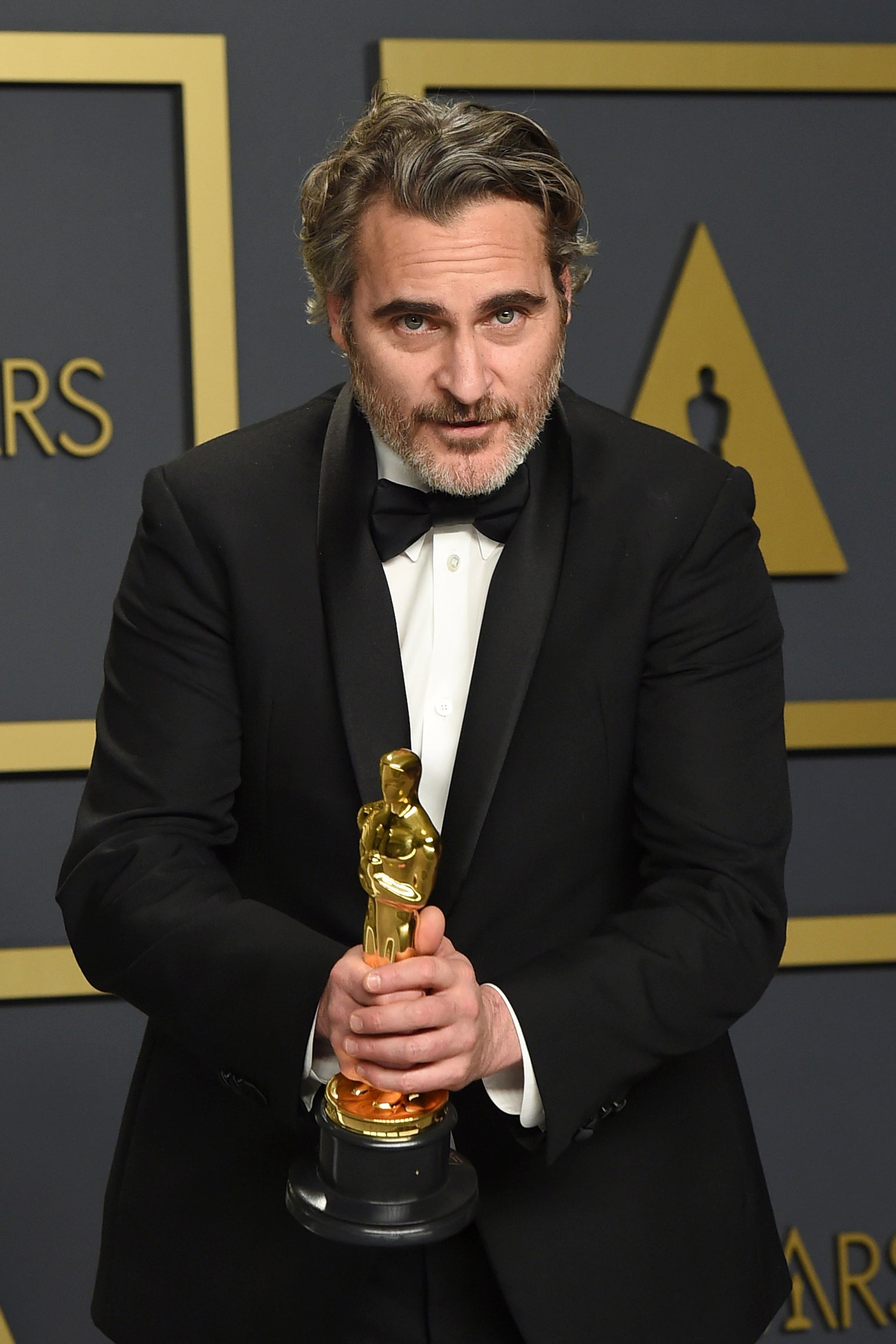 Phoenix with his Oscar for ‘Joker’ at the 2020 Academy Awards