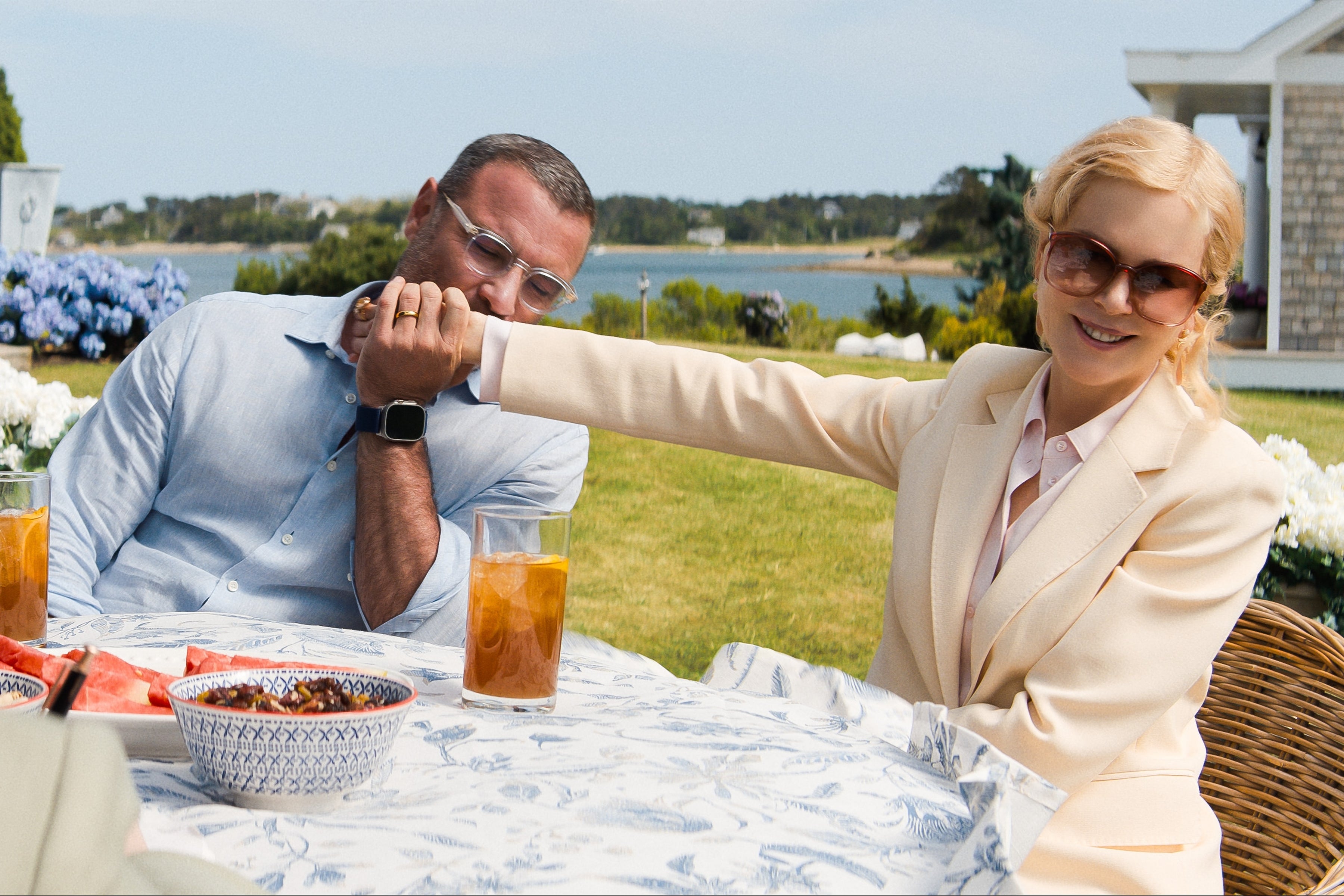 Interpretando famílias felizes com Liev Schreiber em 'The Perfect Couple'