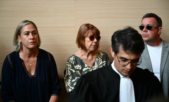 <p>Gisèle Pelicot (centro) sentada junto a su hija Caroline Darian (izquierda) y su hijo en un tribunal de Aviñón, Francia, durante el juicio contra su exesposo</p>