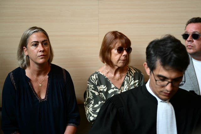 <p>Gisèle Pelicot (centro) sentada junto a su hija Caroline Darian (izquierda) y su hijo en un tribunal de Aviñón, Francia, durante el juicio contra su exesposo</p>