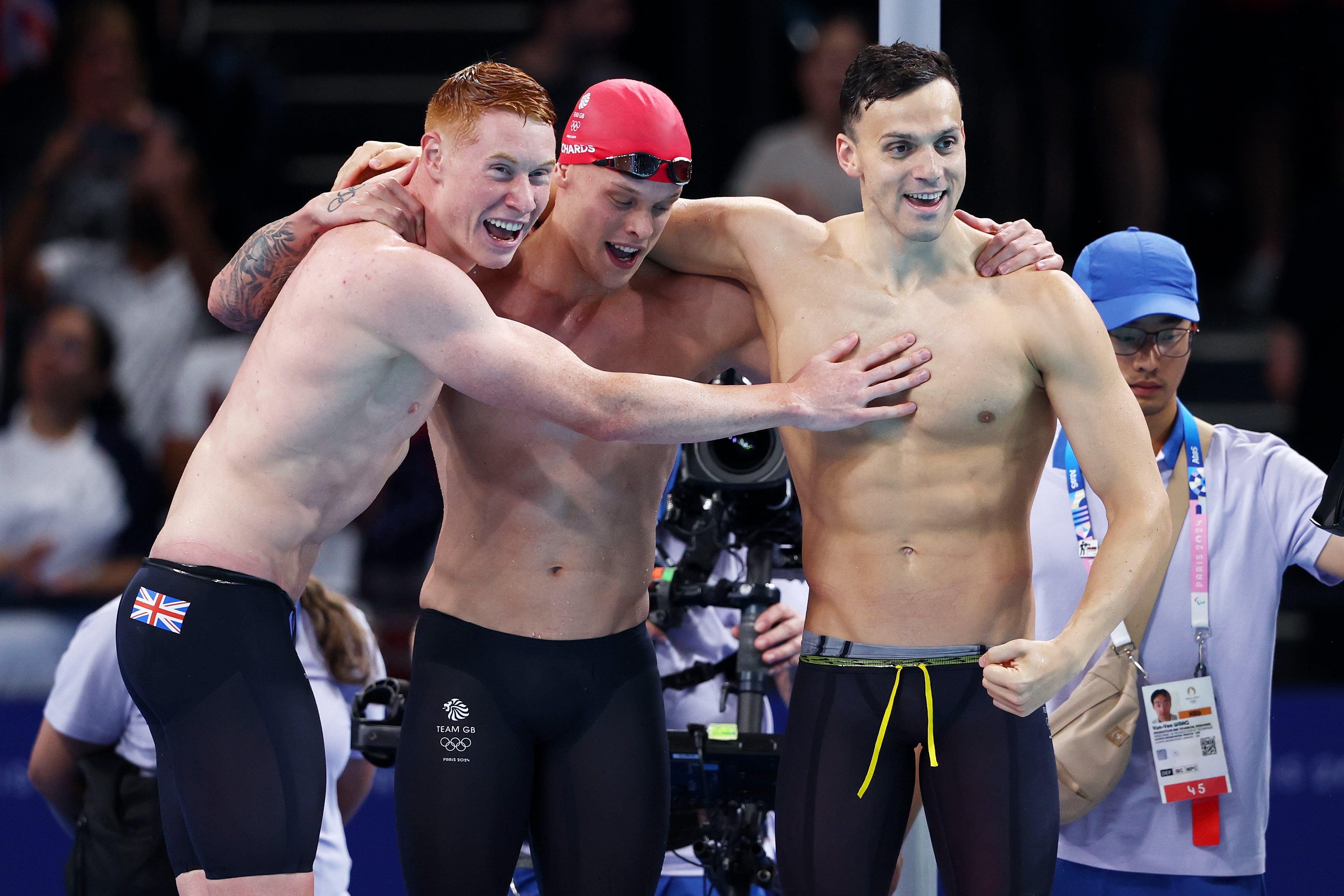 Dean, Matthew Richards e James Guy após ganharem o ouro na final do revezamento 4x200m livre masculino nos Jogos Olímpicos de Paris 2024