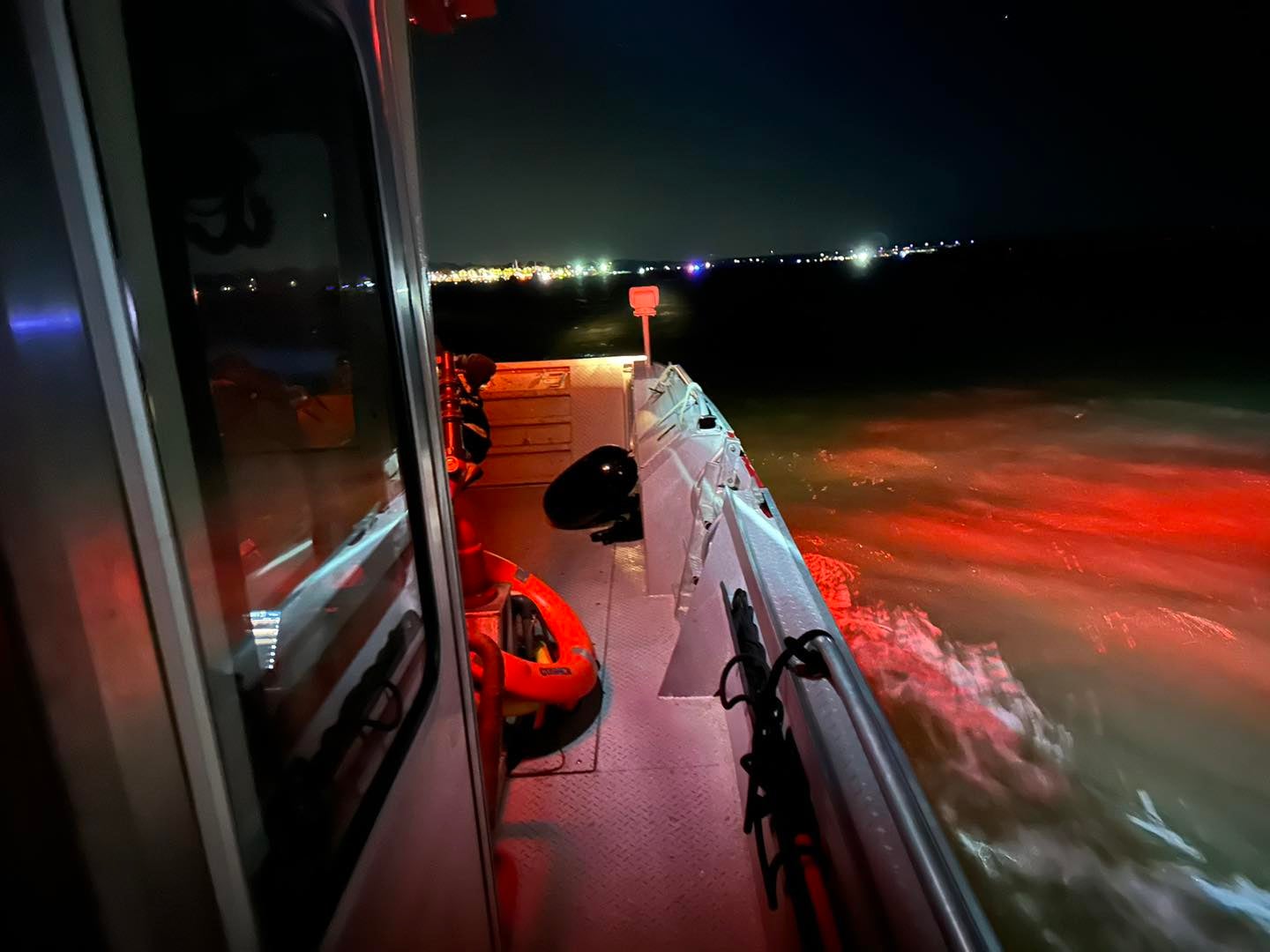 O Corpo de Bombeiros de Goshen correu para o local nas primeiras horas da manhã de terça-feira para ajudar os socorristas após a queda do barco.