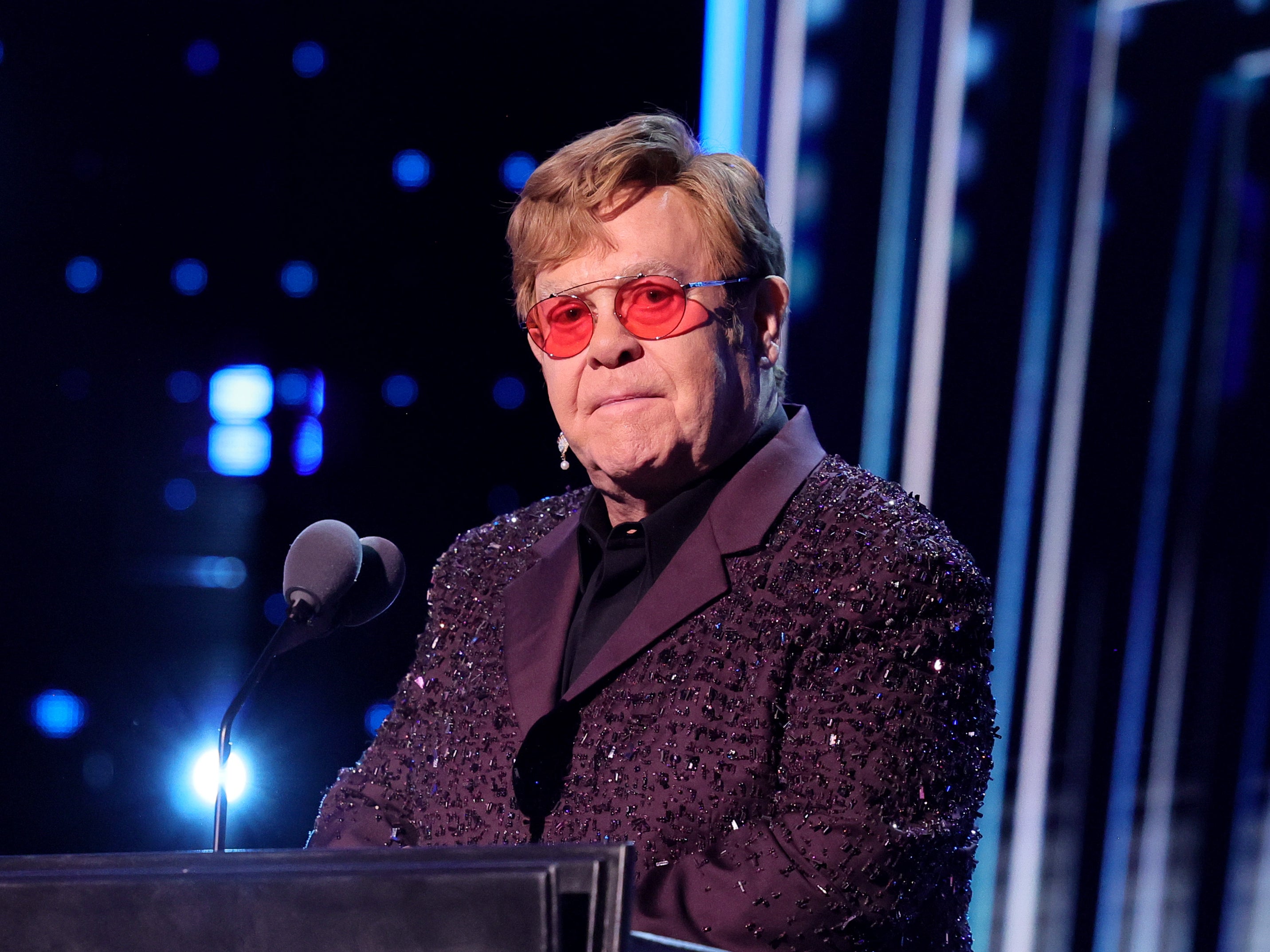 Elton John revelou que está se recuperando de uma ‘grave infecção ocular’