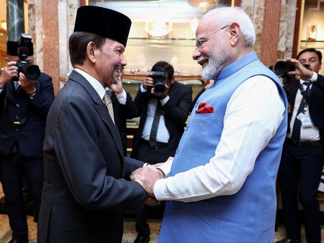 <p>India’s prime minister Narendra Modi (R) shakes hands with Brunei Sultan Hassanal Bolkiah (L) prior to a meeting at Istana Nurul Iman in Bandar Seri Begawan on 4 September 2024</p>