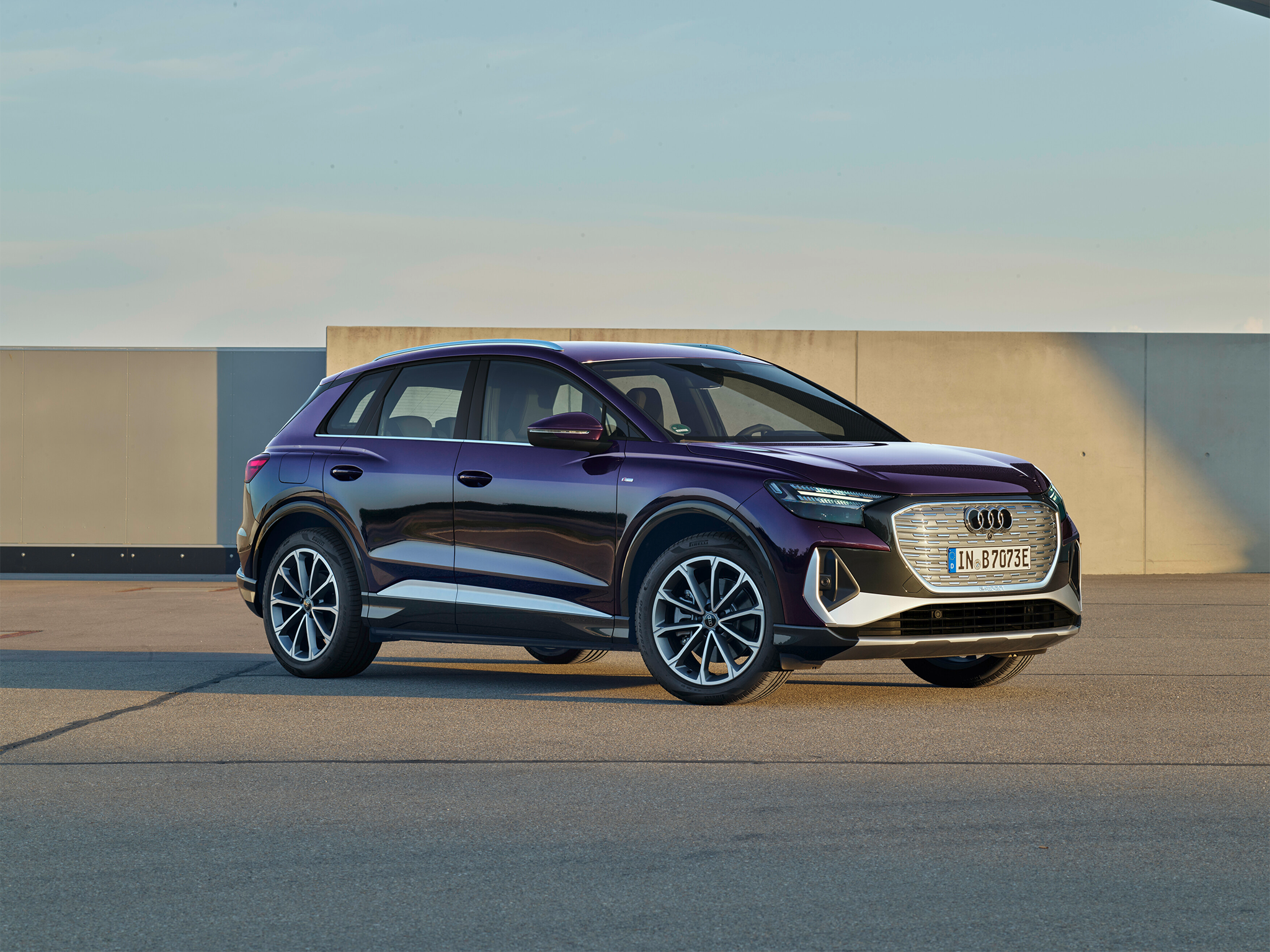 The Audi Q4 35 e-tron in auroraviolett metallic