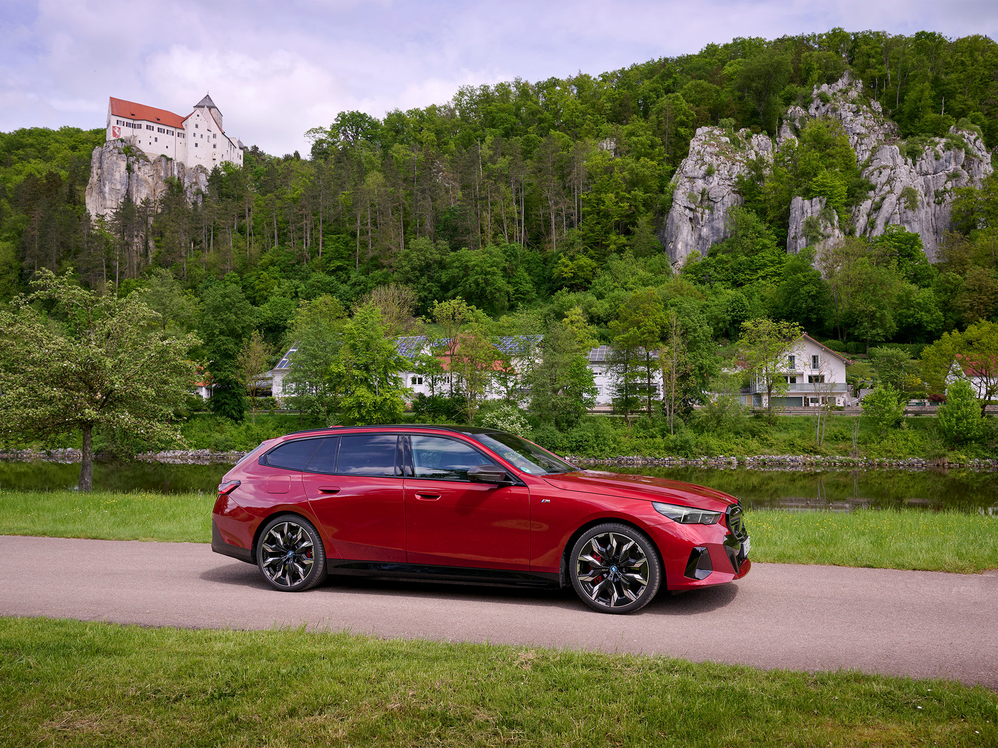 The BMW i5 Touring impresses with a magnificent interior