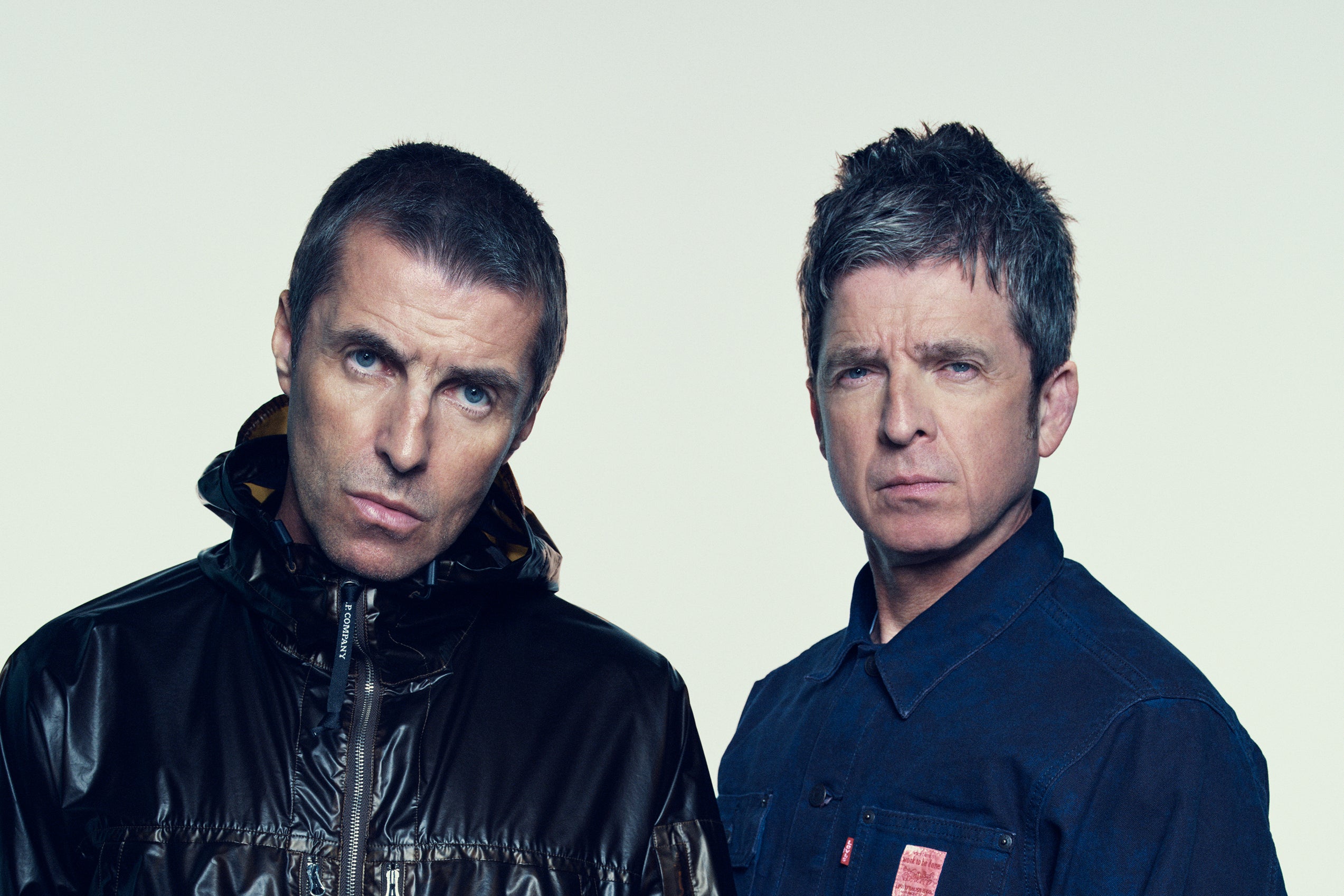 Liam (à esquerda) e Noel Gallagher do Oasis