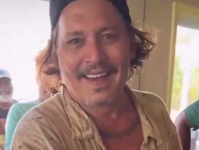 Johny Depp shows off apparent new set of teeth