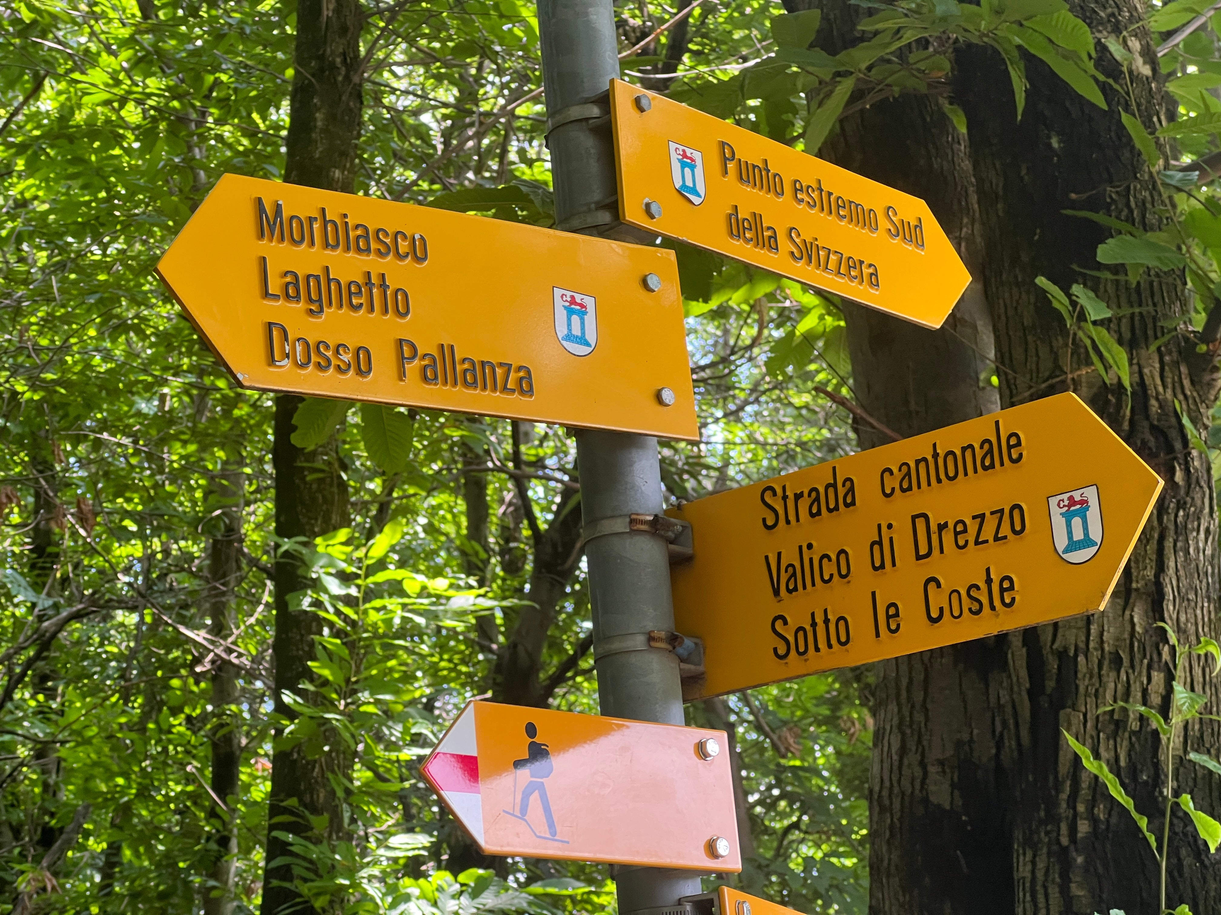 Para que lado agora? Placa de sinalização no extremo sul da Suíça