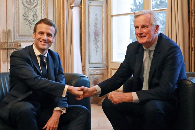 <p>French president Emmanuel Macron poses with former EU Brexit negotiator Michel Barnier</p>