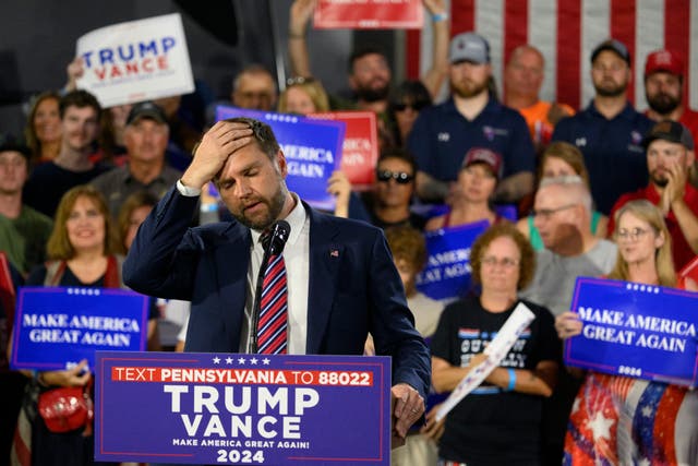 <p>Una nueva encuesta muestra que el candidato republicano a la vicepresidencia, el senador estadounidense J.D. Vance, tiene una baja popularidad entre los votantes latinos</p>