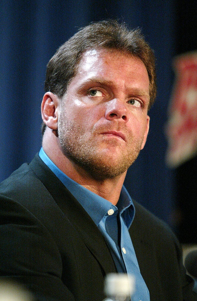 O lutador Chris Benoit participa de uma coletiva de imprensa para promover a WrestleMania XX no Planet Hollywood em 11 de março de 2004 na cidade de Nova York